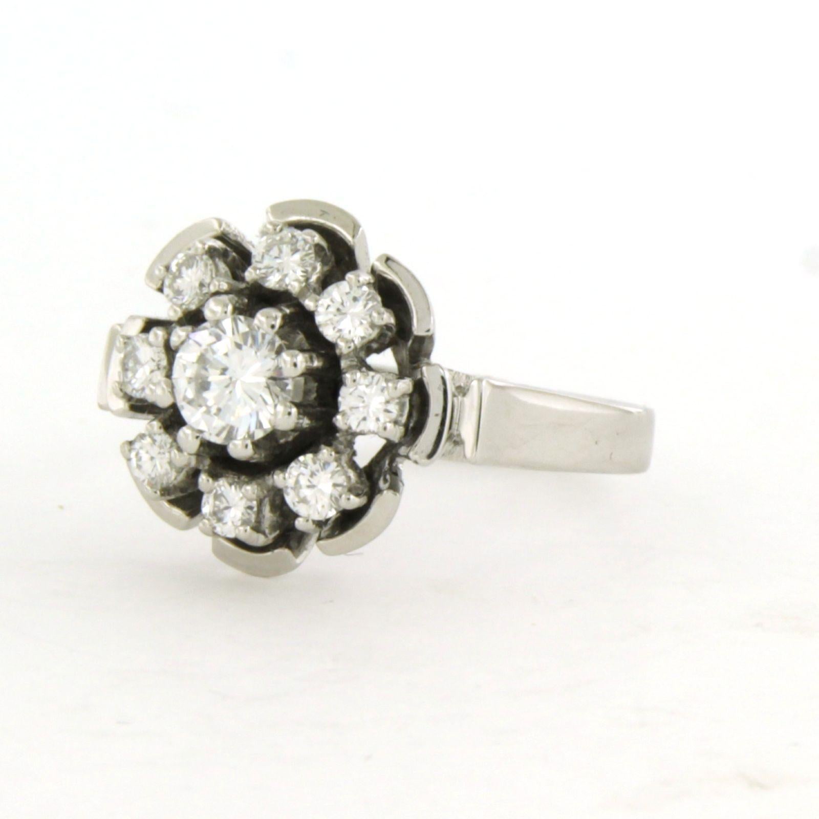 Clusterring mit Diamanten im Brillantschliff bis zu 0,64 Karat 18 Karat Weißgold (Moderne) im Angebot