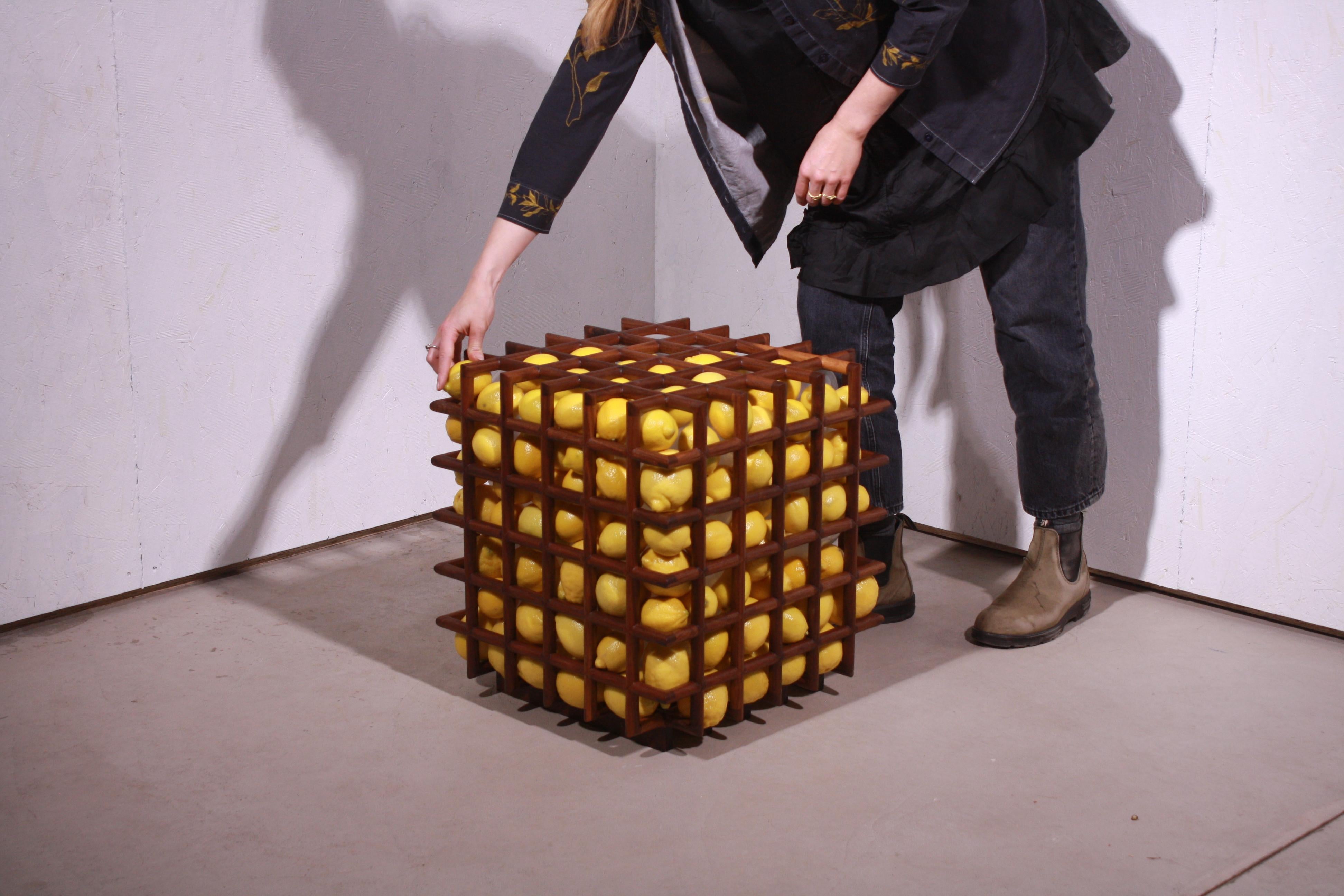 Clutch - ein skulpturales Gefäß aus handgeschnitztem Gitter von Laylo Studio im Angebot 3