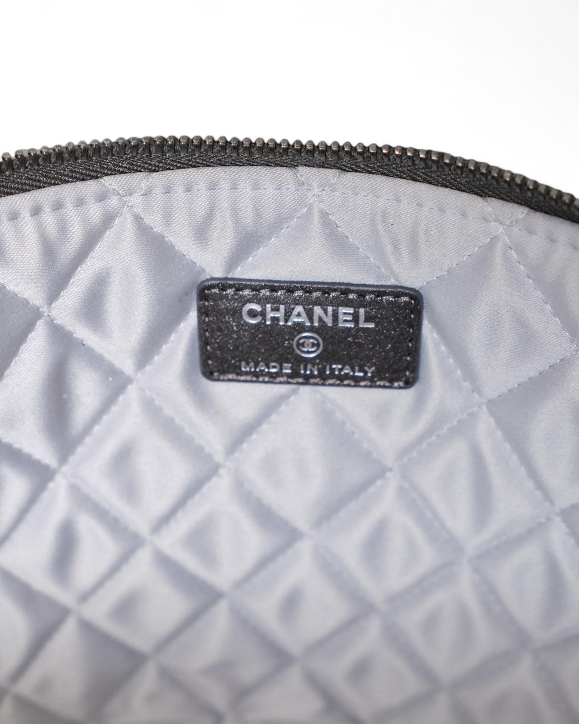 Pochette Chanel Flower CC Grigio Satinato en vente 8