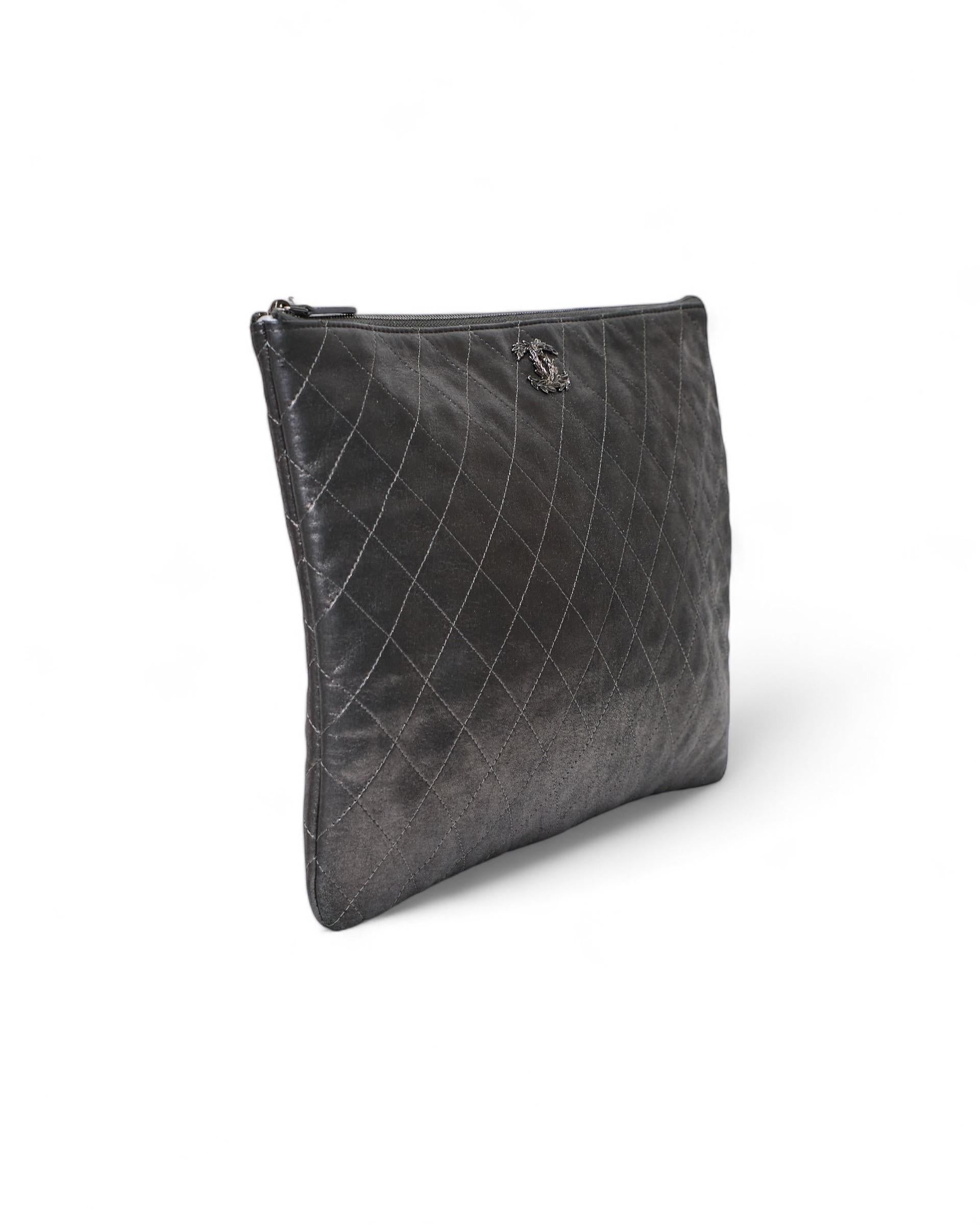 Noir Pochette Chanel Flower CC Grigio Satinato en vente
