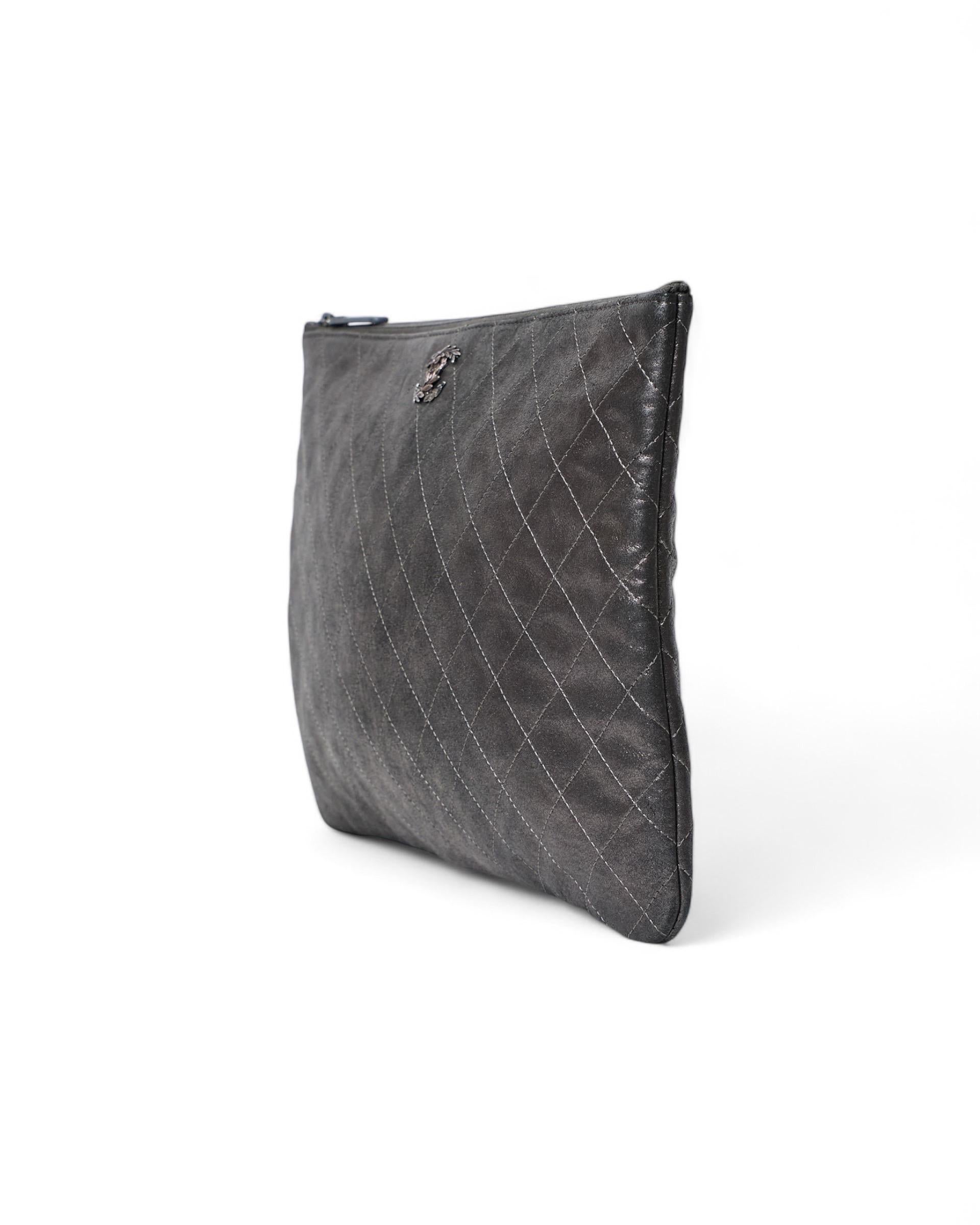 Pochette Chanel Flower CC Grigio Satinato Bon état - En vente à Torre Del Greco, IT