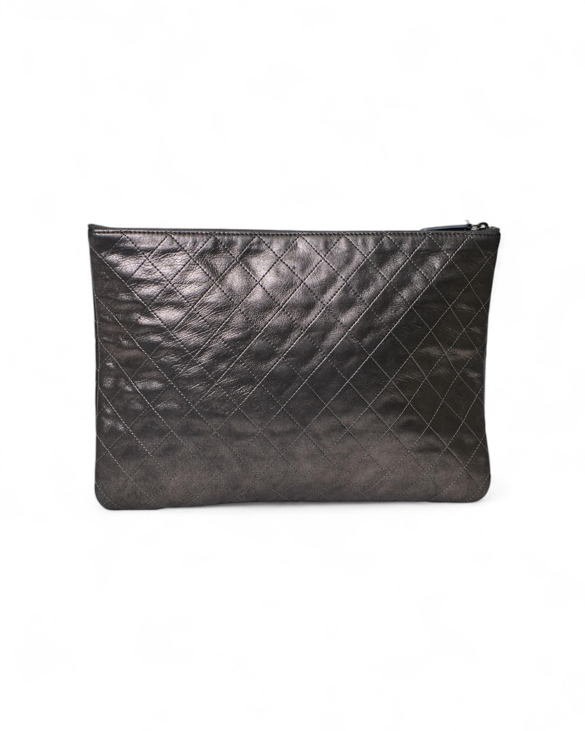 Pochette Chanel Flower CC Grigio Satinato en vente 1
