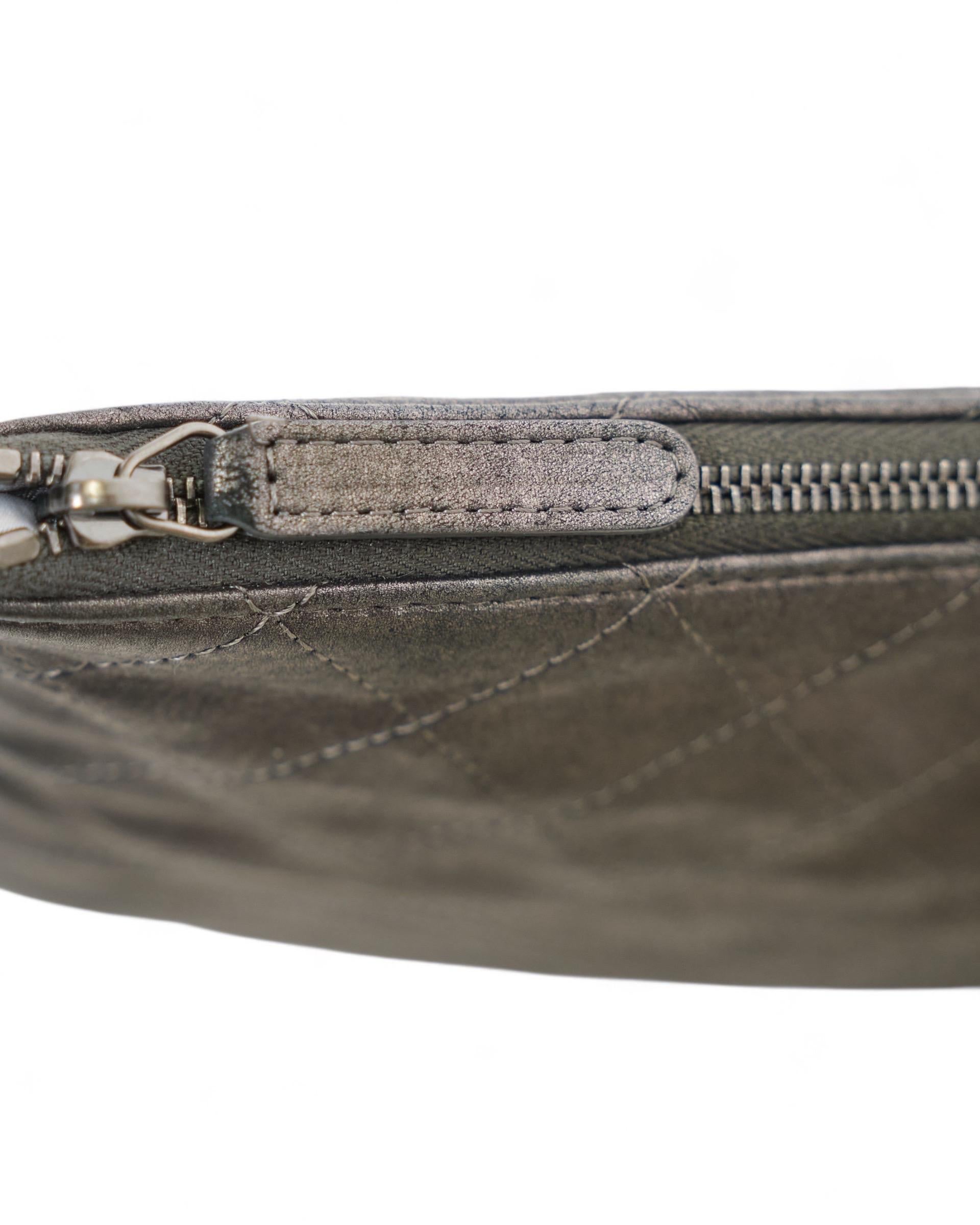 Pochette Chanel Flower CC Grigio Satinato en vente 2