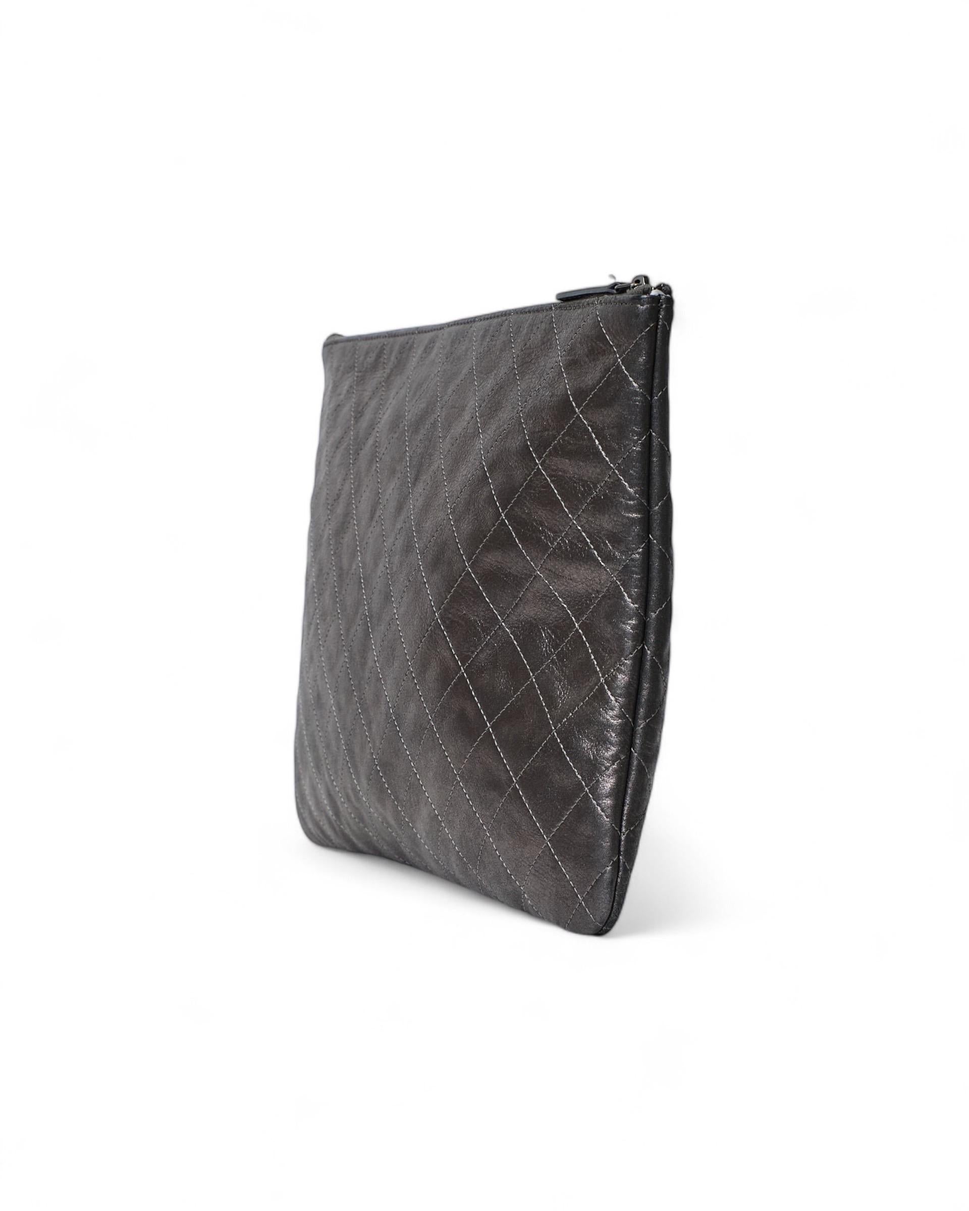 Pochette Chanel Flower CC Grigio Satinato en vente 3
