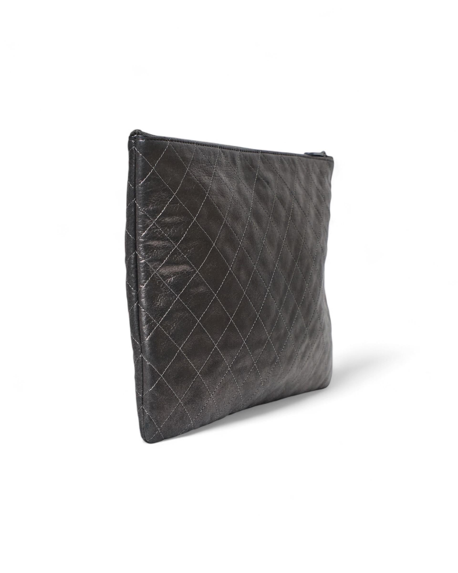 Pochette Chanel Flower CC Grigio Satinato en vente 4