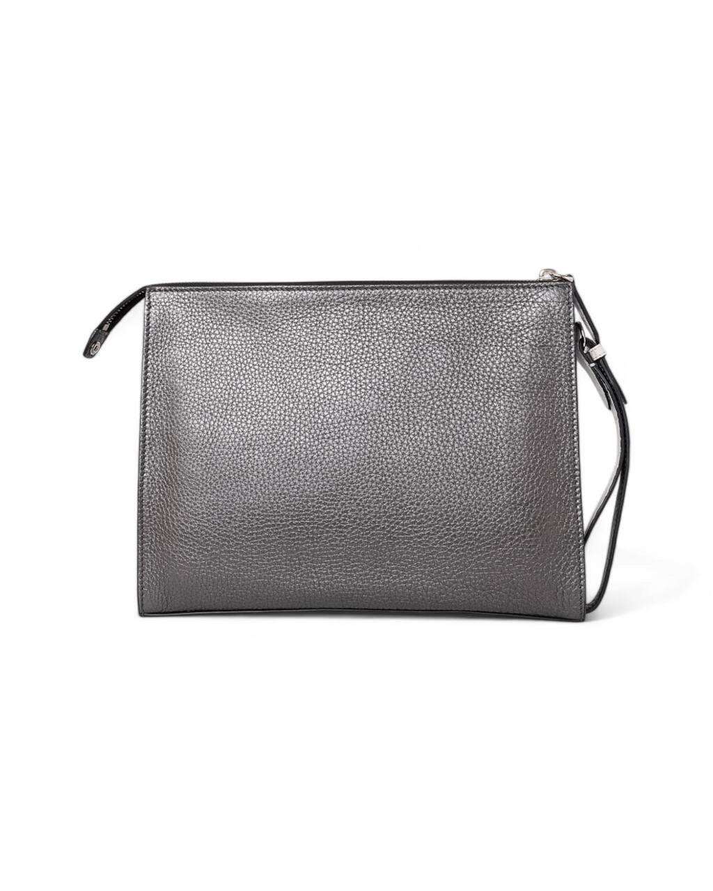 Pochette Monster Grigia Fendi en vente 5