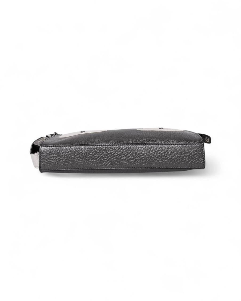 Pochette Monster Grigia Fendi en vente 8