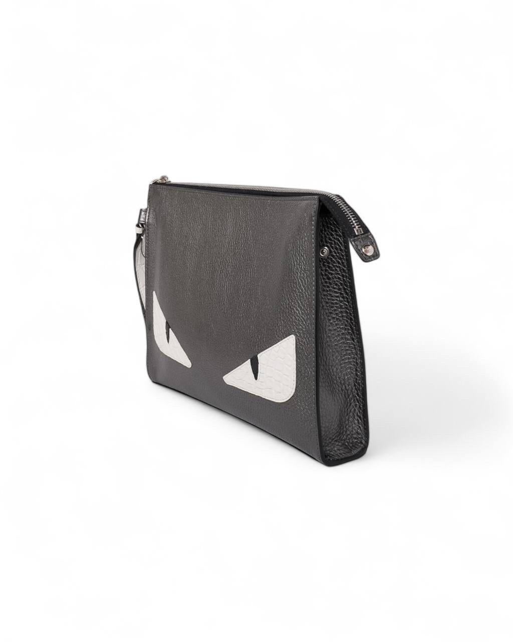 Pochette fabriquée par Fendi, faisant partie de la ligne Monster en Edizione Limitata. Réalisé en granulés de bois, il est doté d'une quincaillerie argentée qui souligne le caractère contemporain du design. La fermeture supérieure à glissière