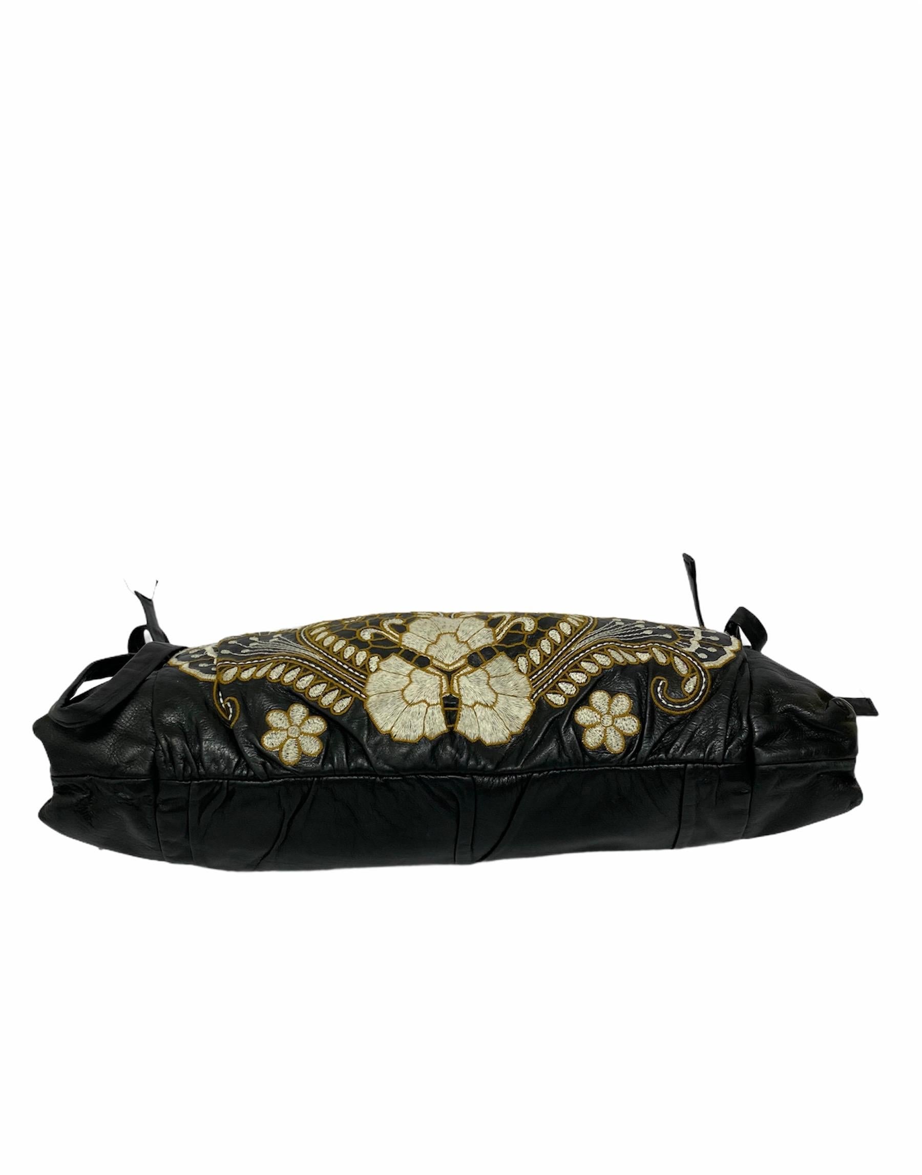 Clutch Gucci Hysteria Bag in Black Leather with Floral Embroidery In Excellent Condition In Torre Del Greco, IT