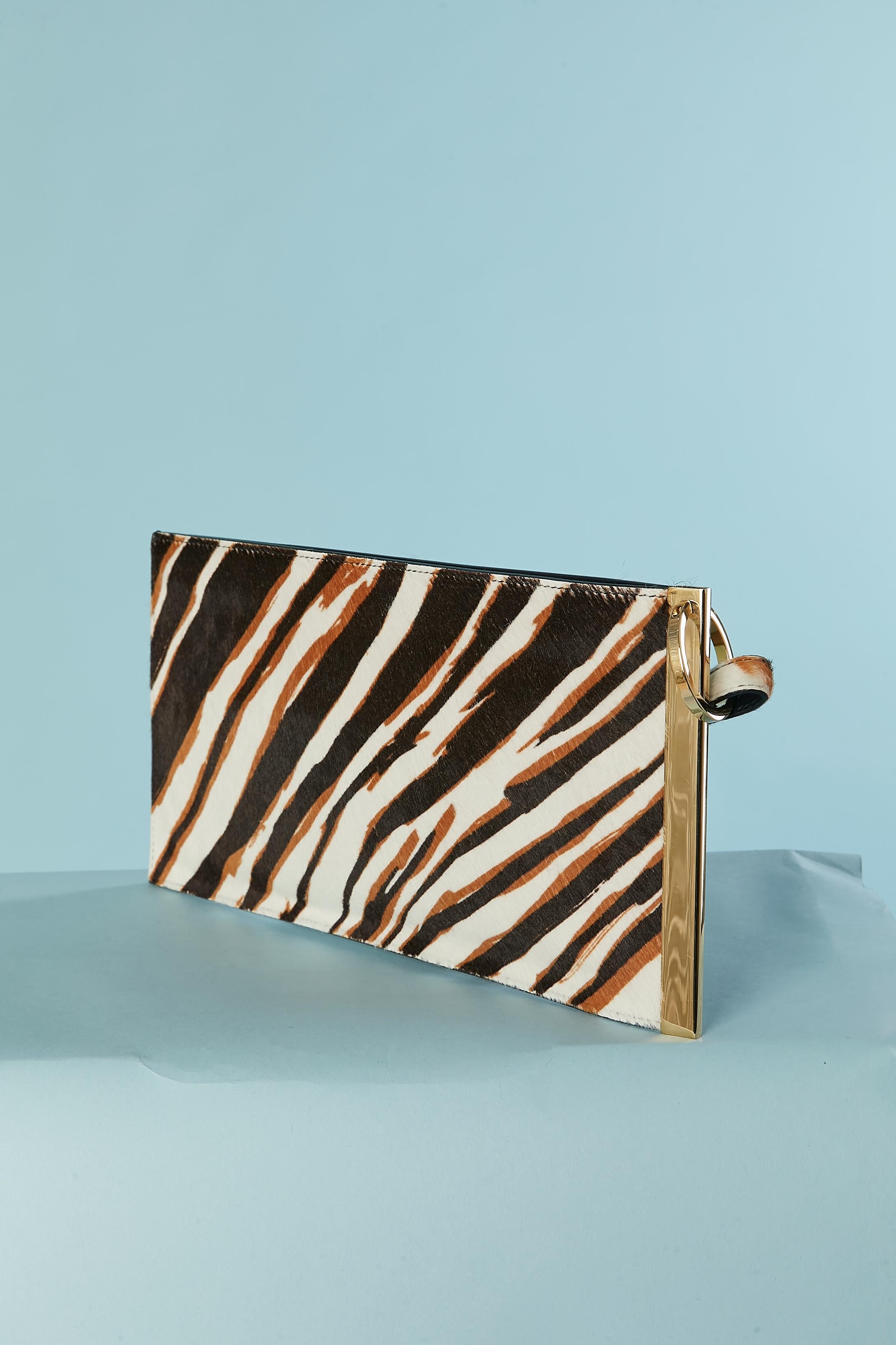 Clutch aus Aalpelz mit Zebradruck auf BALENCIAGA (Neu mit Etikett) (Schwarz) im Angebot