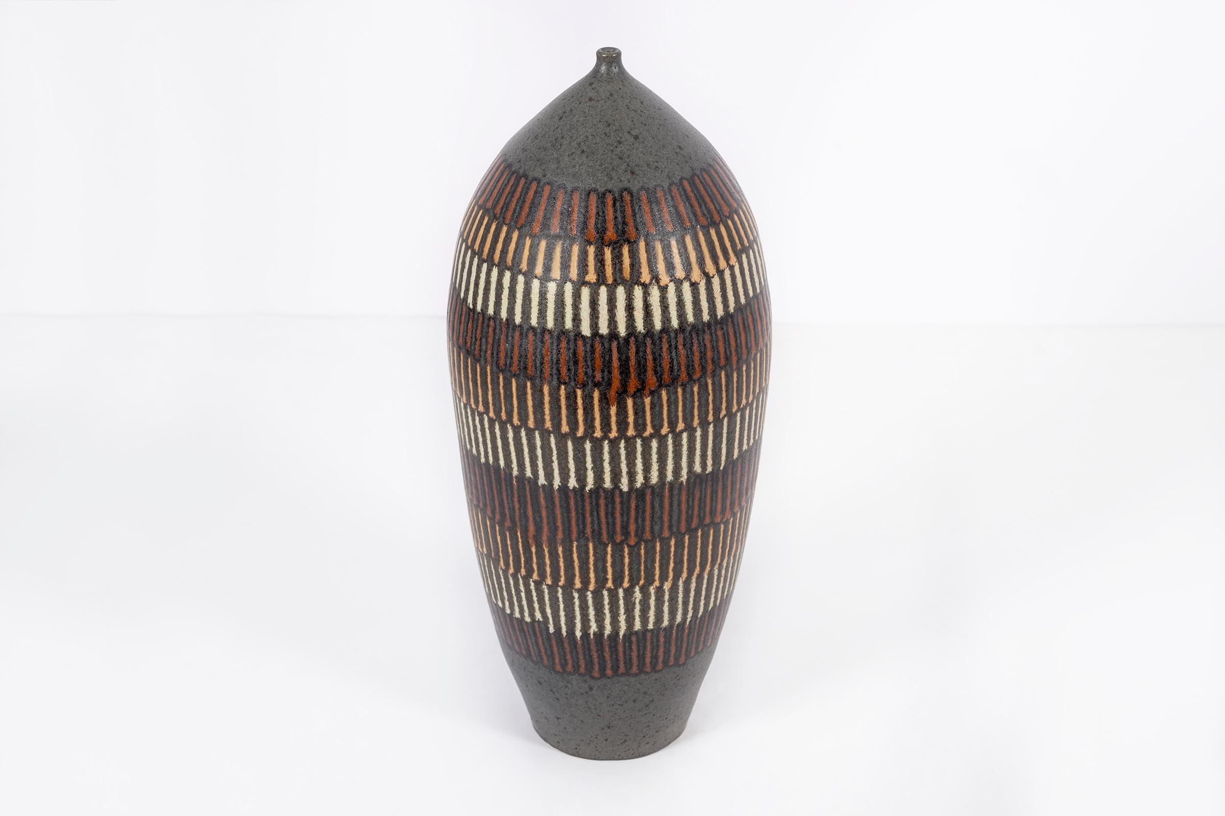 Vaso in ceramica Clyde Burt in gres smaltato multicolore.
Firmato sul lato inferiore: [CB].
Americano, circa 1965.