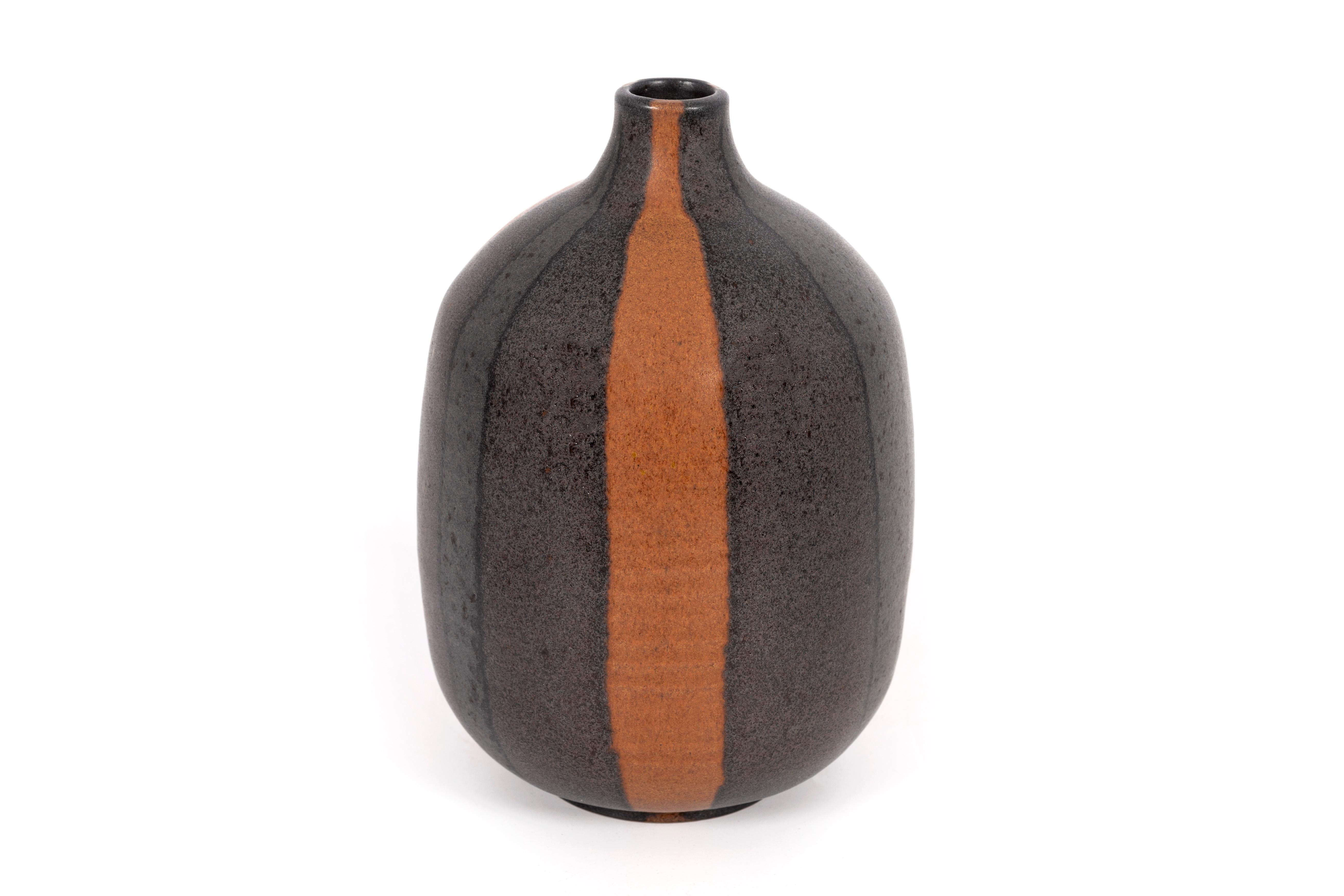 Mid-Century Modern Vase en céramique brûlée Clyde en vente