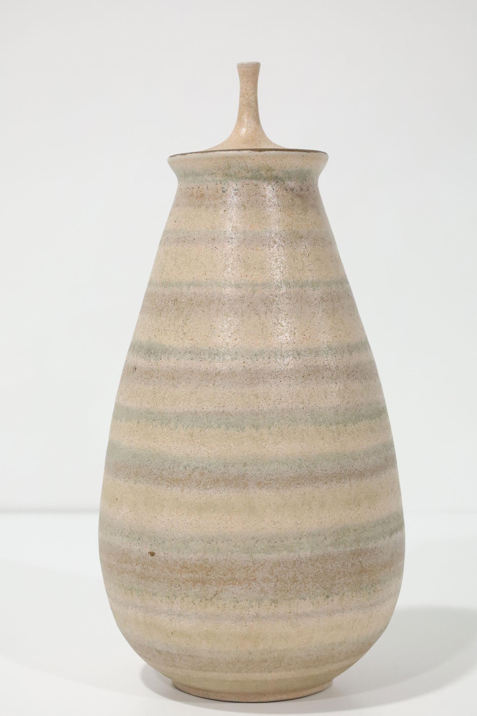 Nord-américain Vase en céramique Clyde Burt avec couvercle en vente