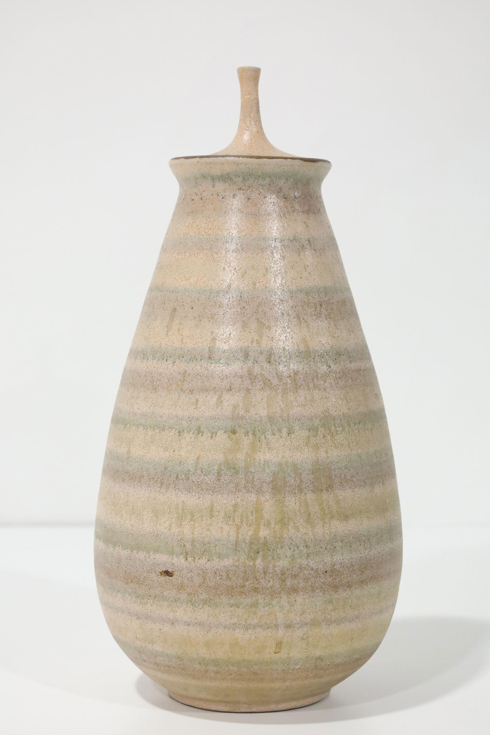Céramique Vase en céramique Clyde Burt avec couvercle en vente