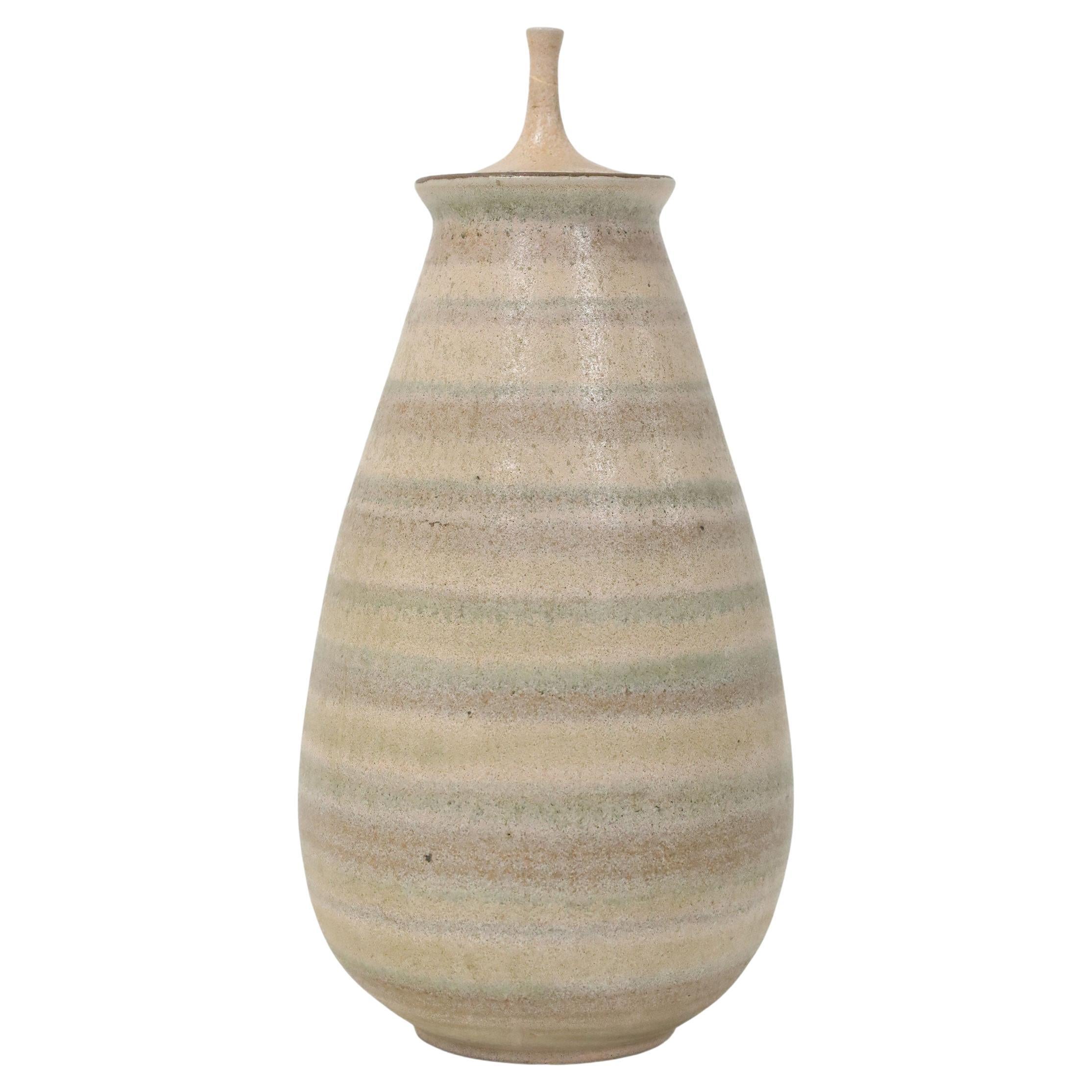 Vase en céramique Clyde Burt avec couvercle en vente