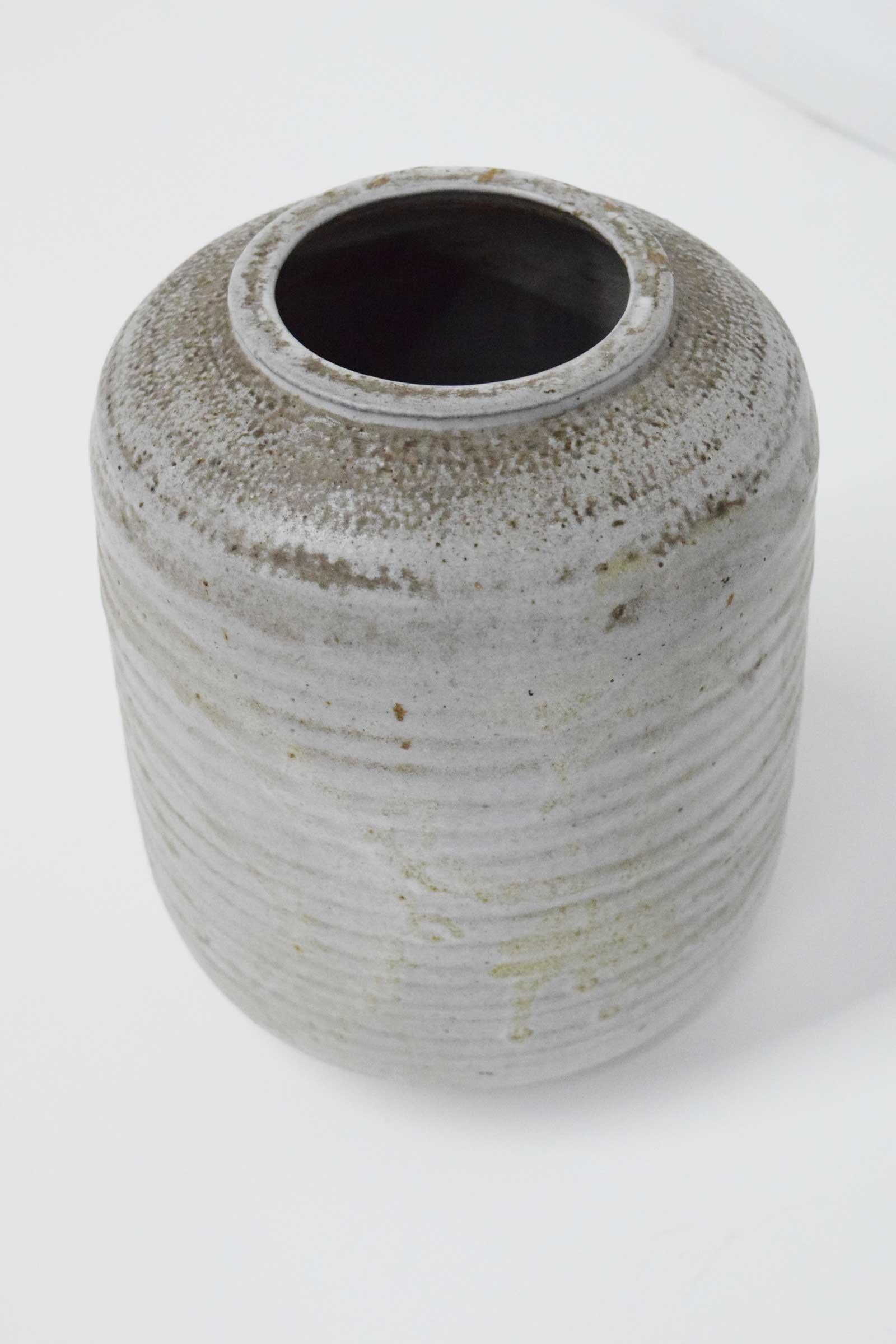 Mid-Century Modern Vase ou récipient en céramique brûlée Clyde en vente