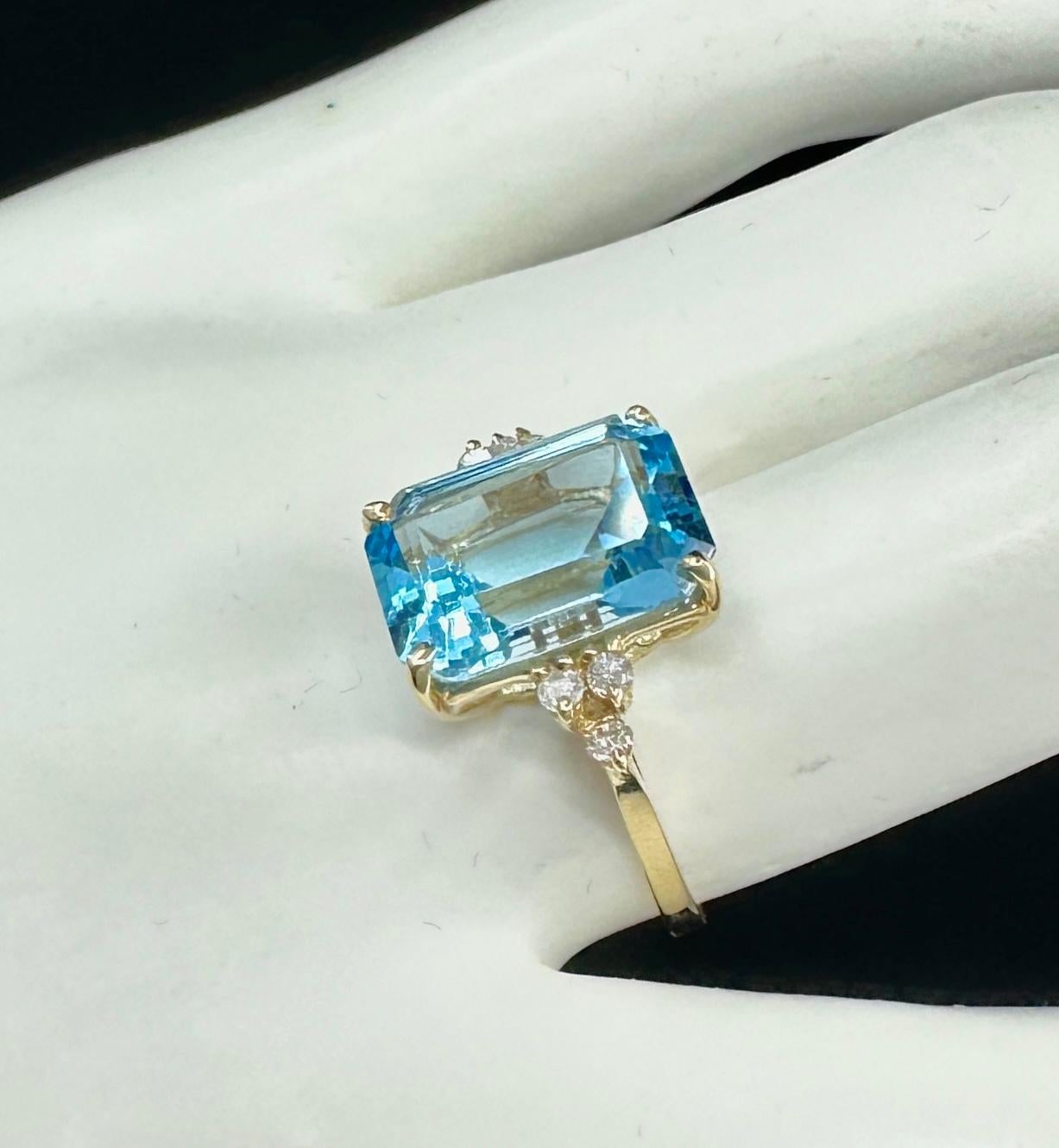 Clyde Duneier CID Anello da 10 carati con topazio blu e 6 diamanti in oro 14 carati Cocktail in vendita 4