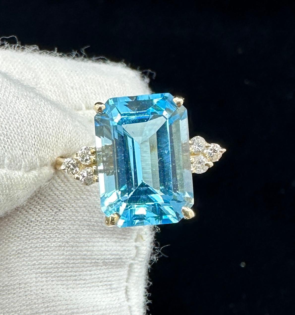 Clyde Duneier CID Anello da 10 carati con topazio blu e 6 diamanti in oro 14 carati Cocktail in vendita 5