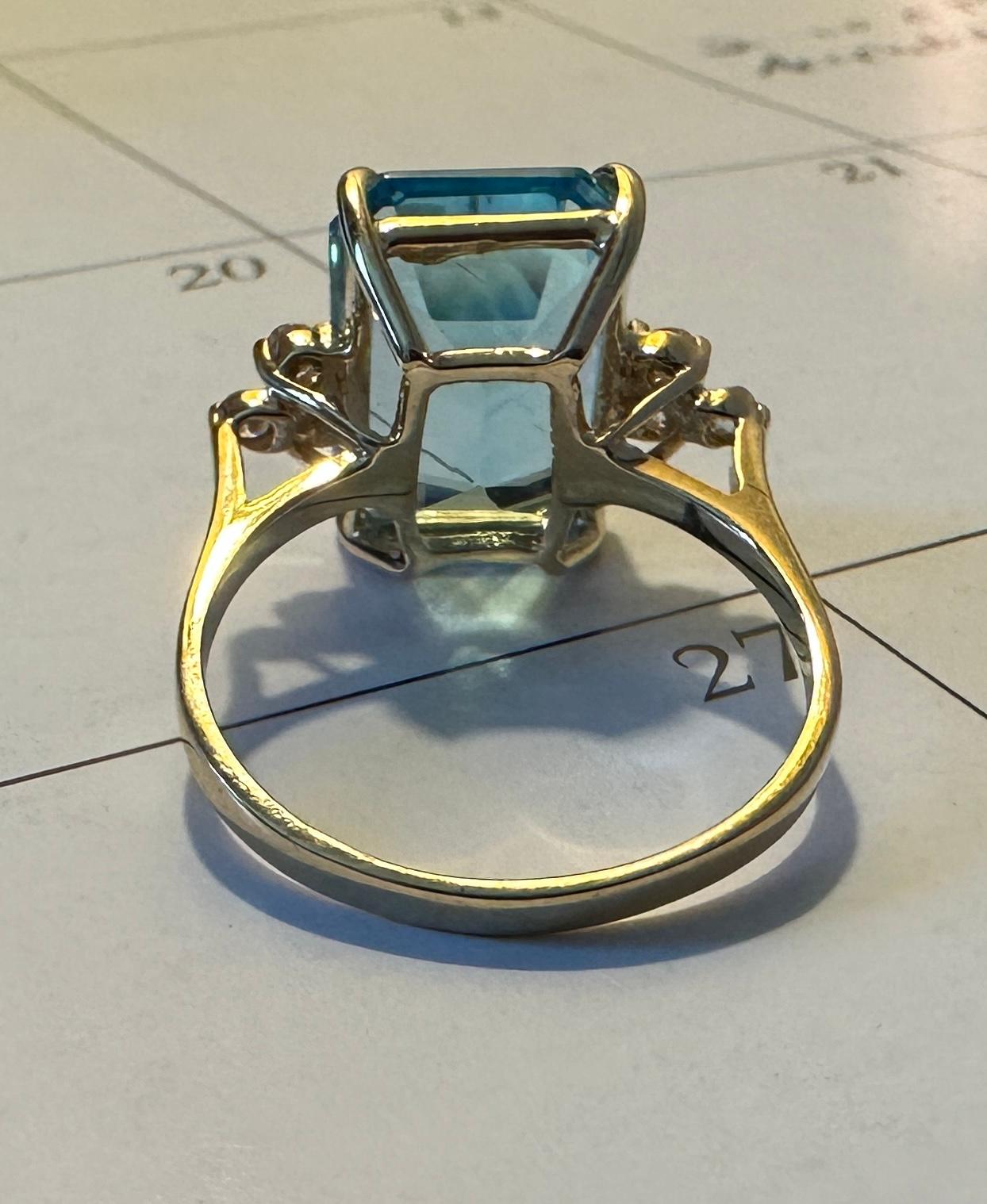 Clyde Duneier CID Anello da 10 carati con topazio blu e 6 diamanti in oro 14 carati Cocktail in vendita 8