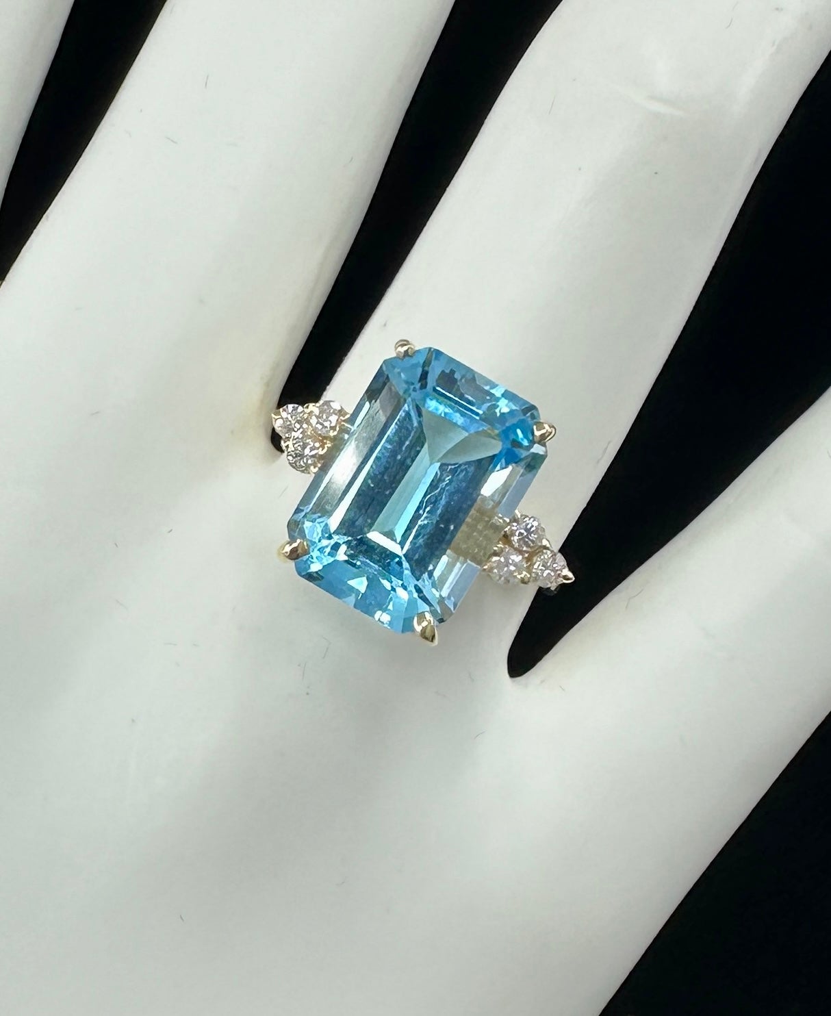 Questo è un MAGNIFICO ANELLO Clyde Duneier CID, 10 CARATI TAGLIO EMERALDO FINE TOPAZ BLU CON 6 SPLENDIDI DIAMANTI ROUND TAGLIO BRILLANTE INCASTONATI IN UN DESIGN STUPENDO IN ORO GIALLO 14 CARATI.  
IL MAGNIFICO TOPAZIO BLU MONUMENTALE DA 10 CARATI È