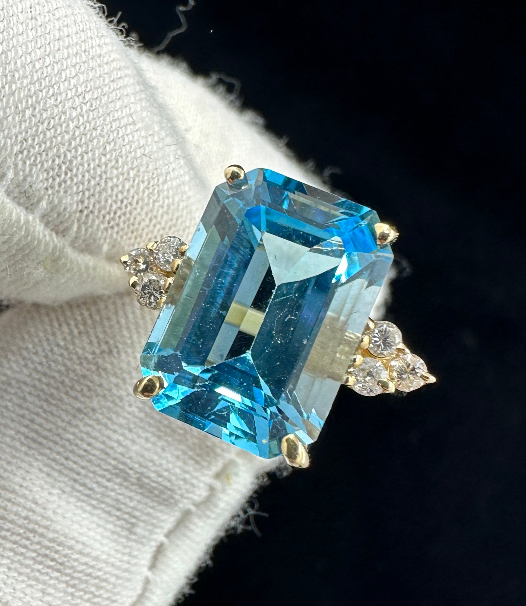 Art Déco Clyde Duneier CID Anello da 10 carati con topazio blu e 6 diamanti in oro 14 carati Cocktail in vendita