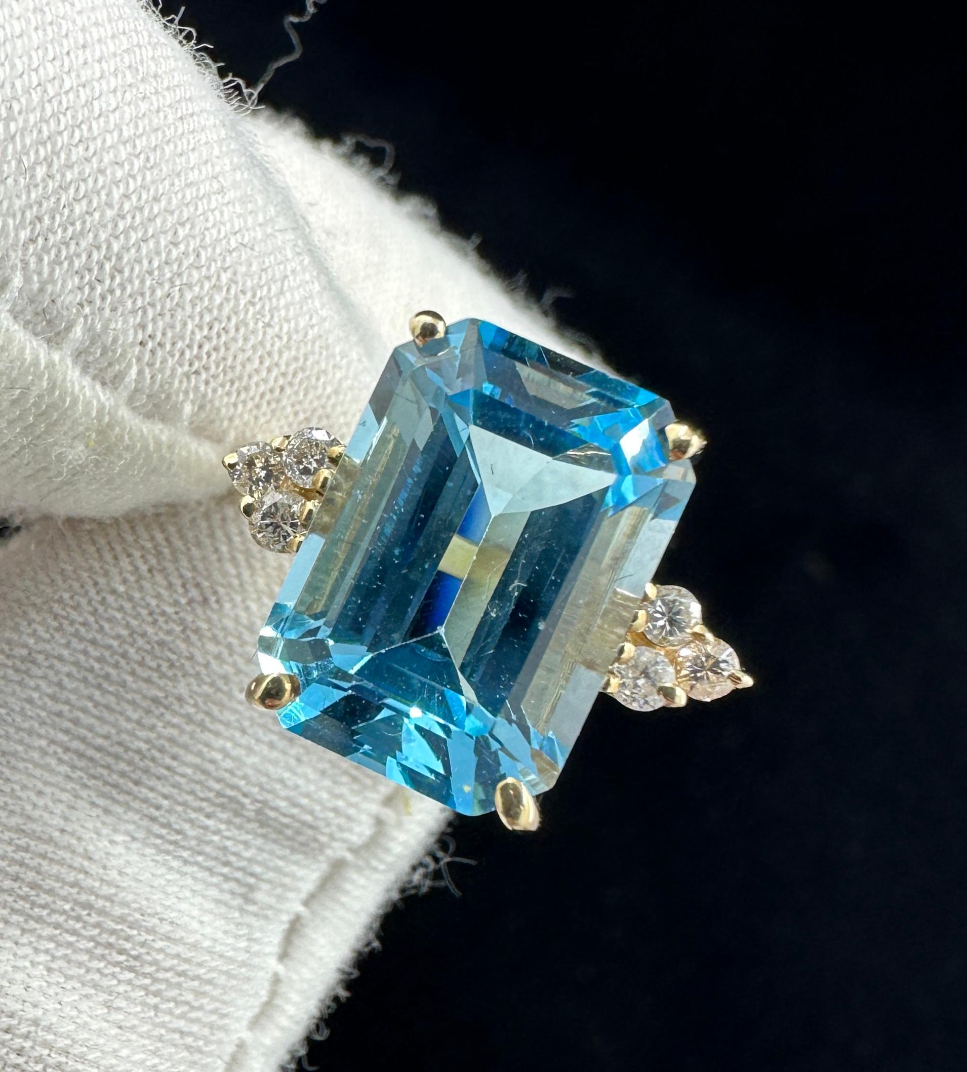 Taglio smeraldo Clyde Duneier CID Anello da 10 carati con topazio blu e 6 diamanti in oro 14 carati Cocktail in vendita