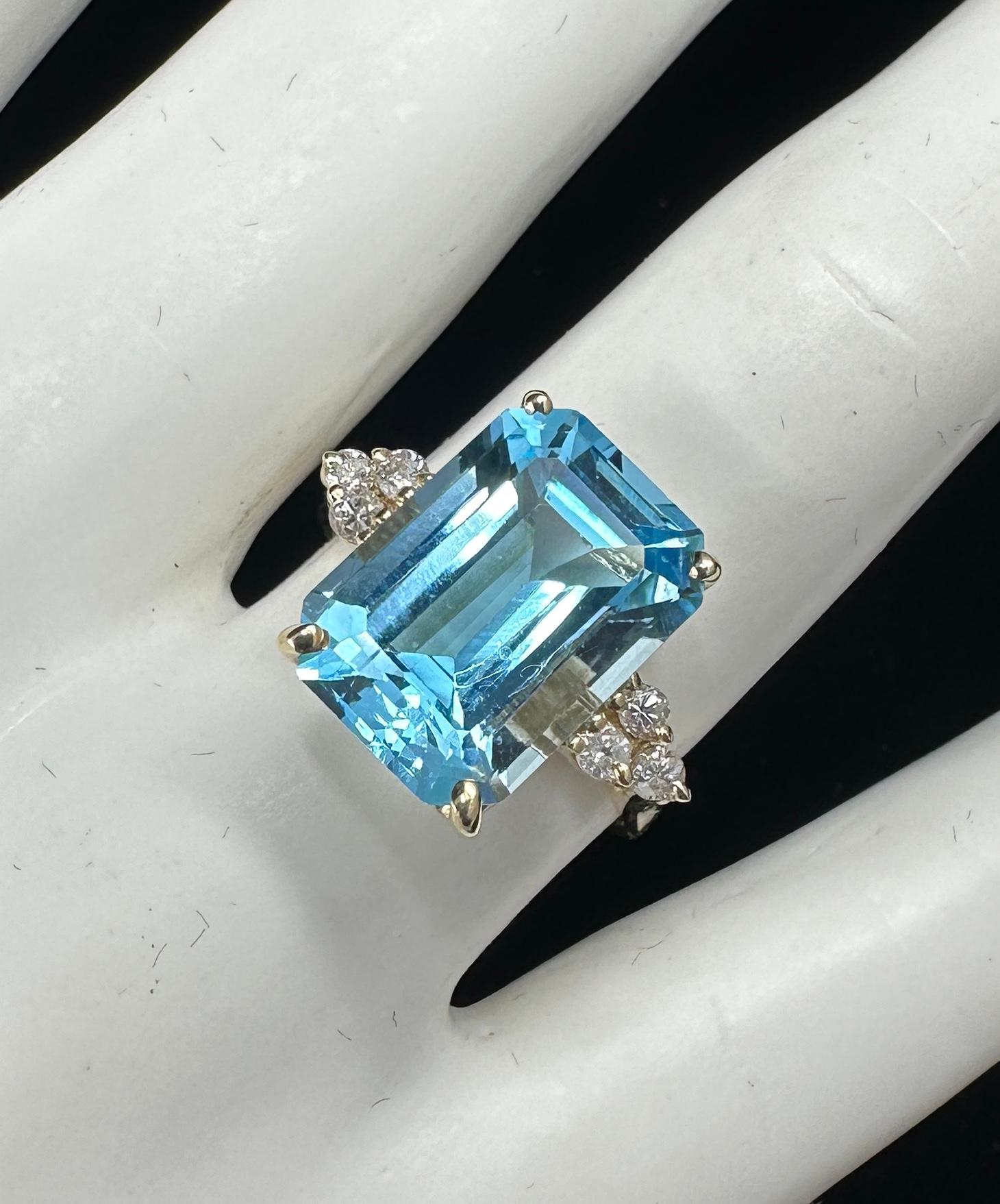 Clyde Duneier CID Anello da 10 carati con topazio blu e 6 diamanti in oro 14 carati Cocktail In condizioni ottime in vendita a New York, NY