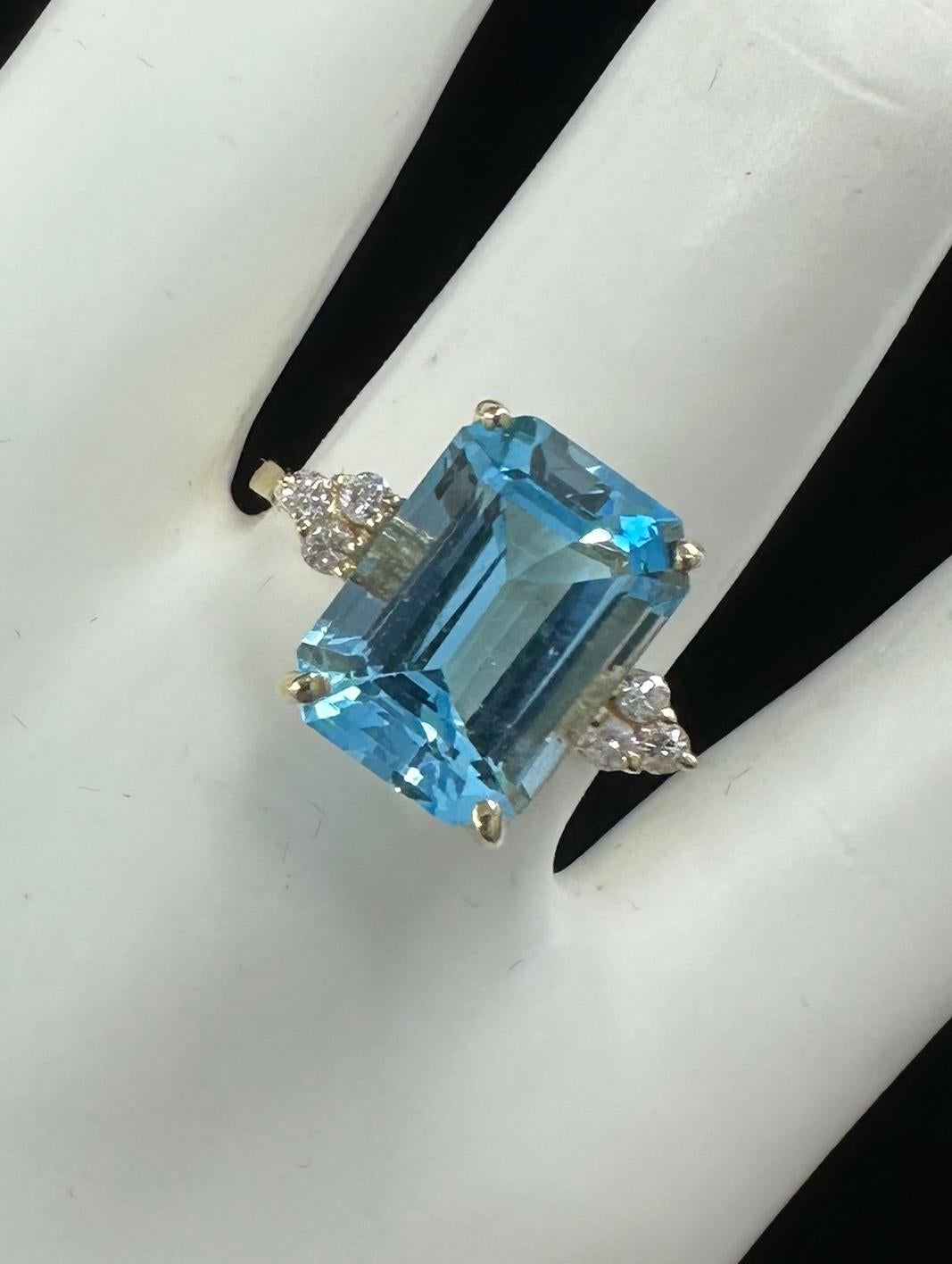 Clyde Duneier CID Anello da 10 carati con topazio blu e 6 diamanti in oro 14 carati Cocktail in vendita 1