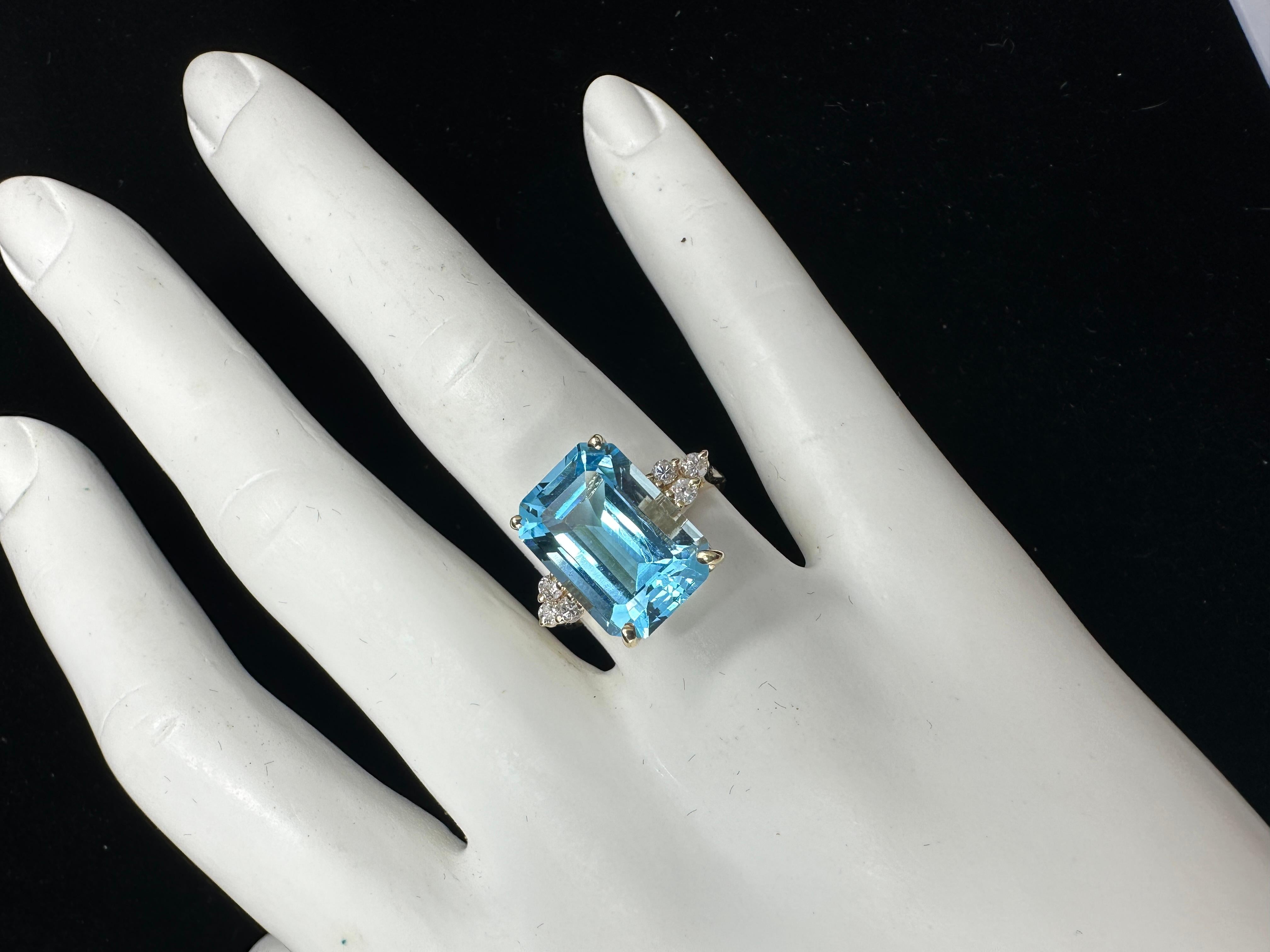 Clyde Duneier CID Anello da 10 carati con topazio blu e 6 diamanti in oro 14 carati Cocktail in vendita 3