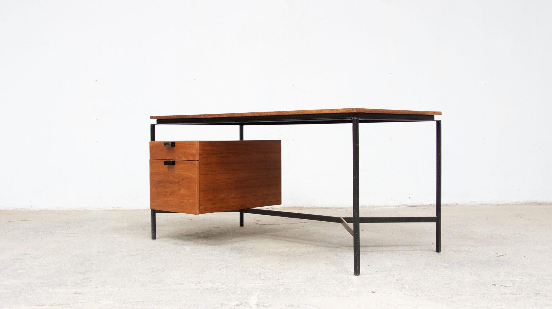 CM 172 desk by Pierre Paulin for Thonet

1960s desk by Pierre Paulin in teak (1955-1957)

Genuine CM 172 model.

Beautiful lines with its black steel crossbar structure and two-drawer cabinet with teak top.

Pierre Paulin really thought of every