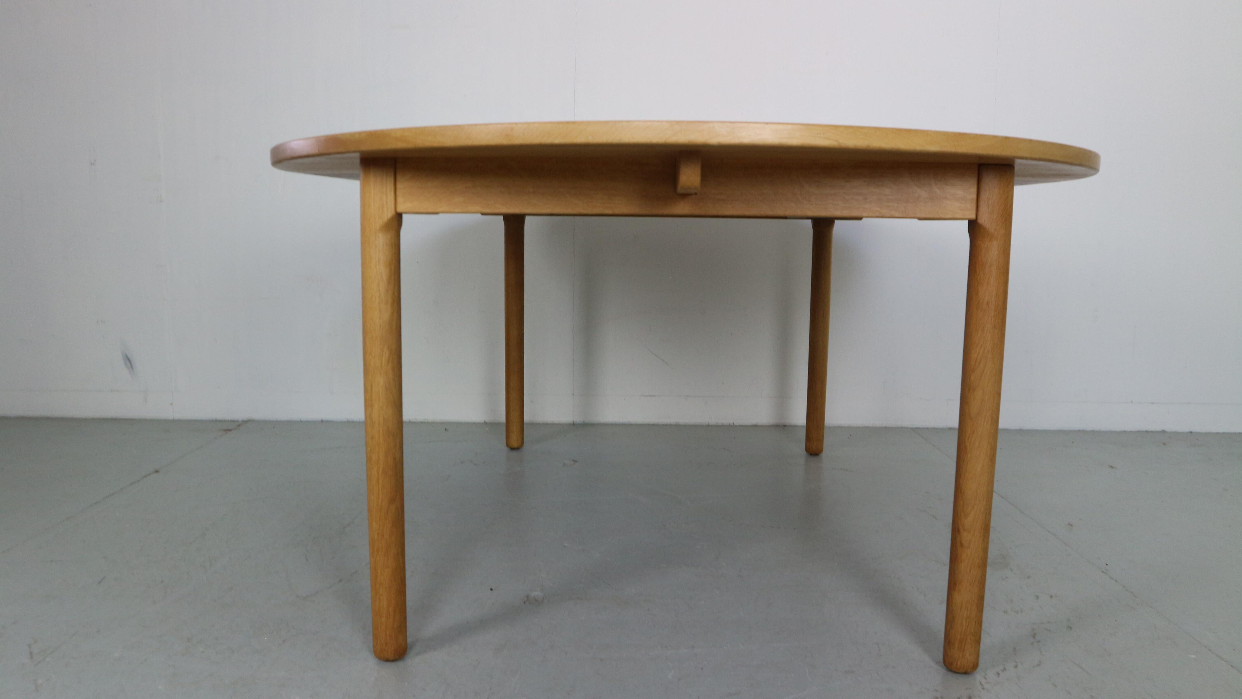 CM- Haarby Round Oak Extendable Dining Table by Hans J. Wegner, Denmark 1970 4
