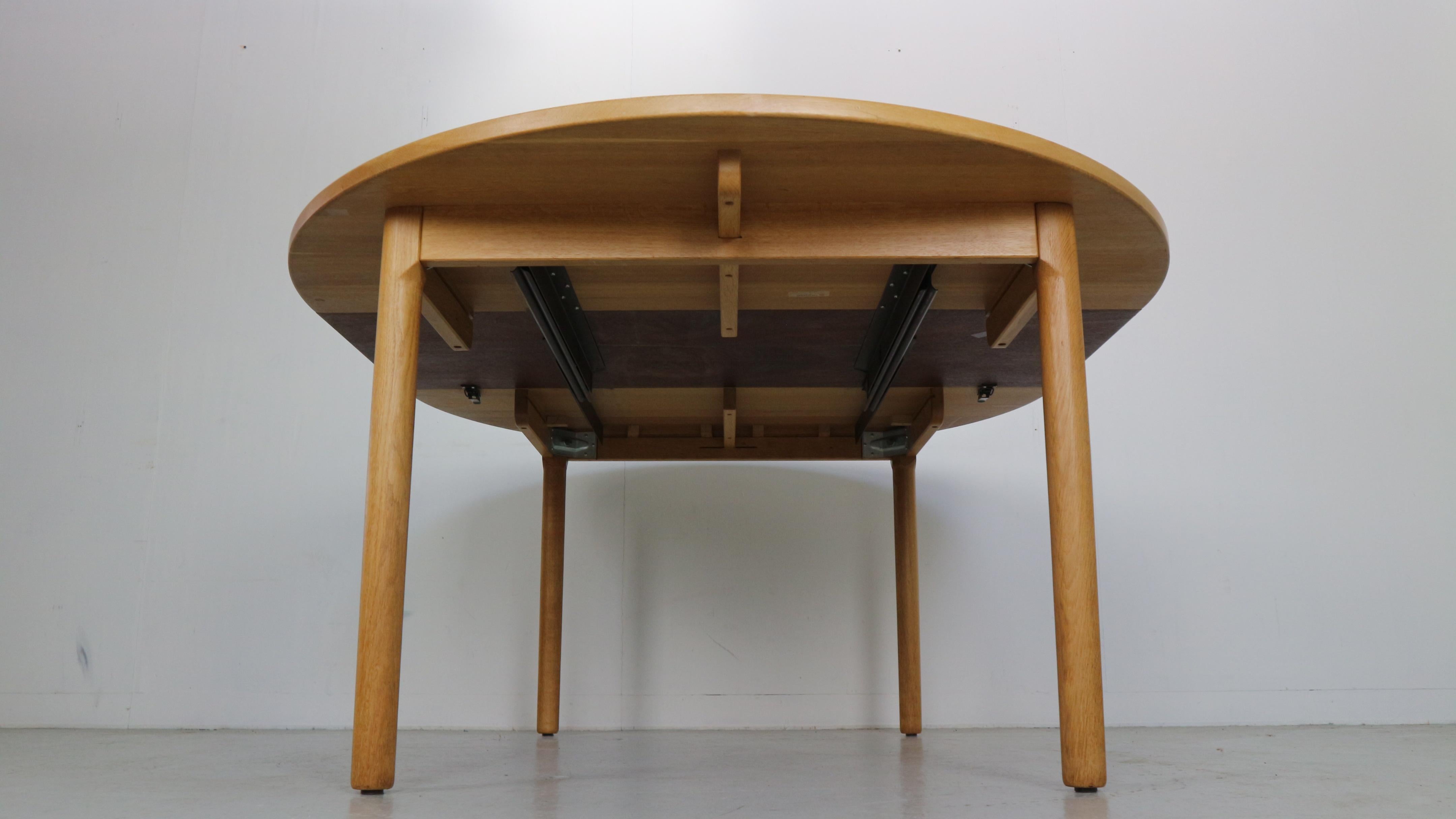 CM- Haarby Round Oak Extendable Dining Table by Hans J. Wegner, Denmark 1970 5