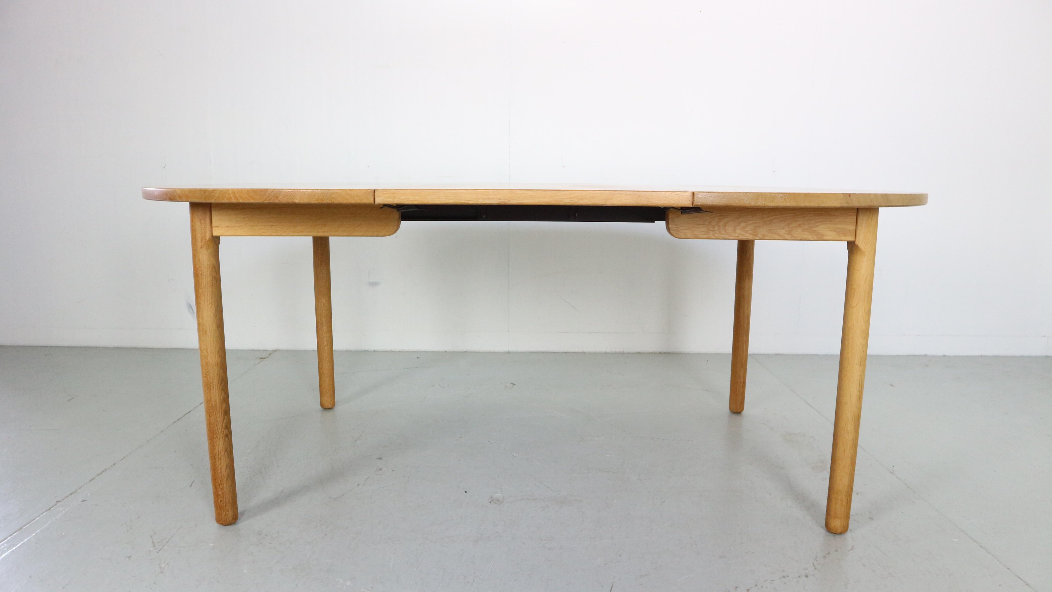 CM- Haarby Round Oak Extendable Dining Table by Hans J. Wegner, Denmark 1970 In Good Condition In The Hague, NL