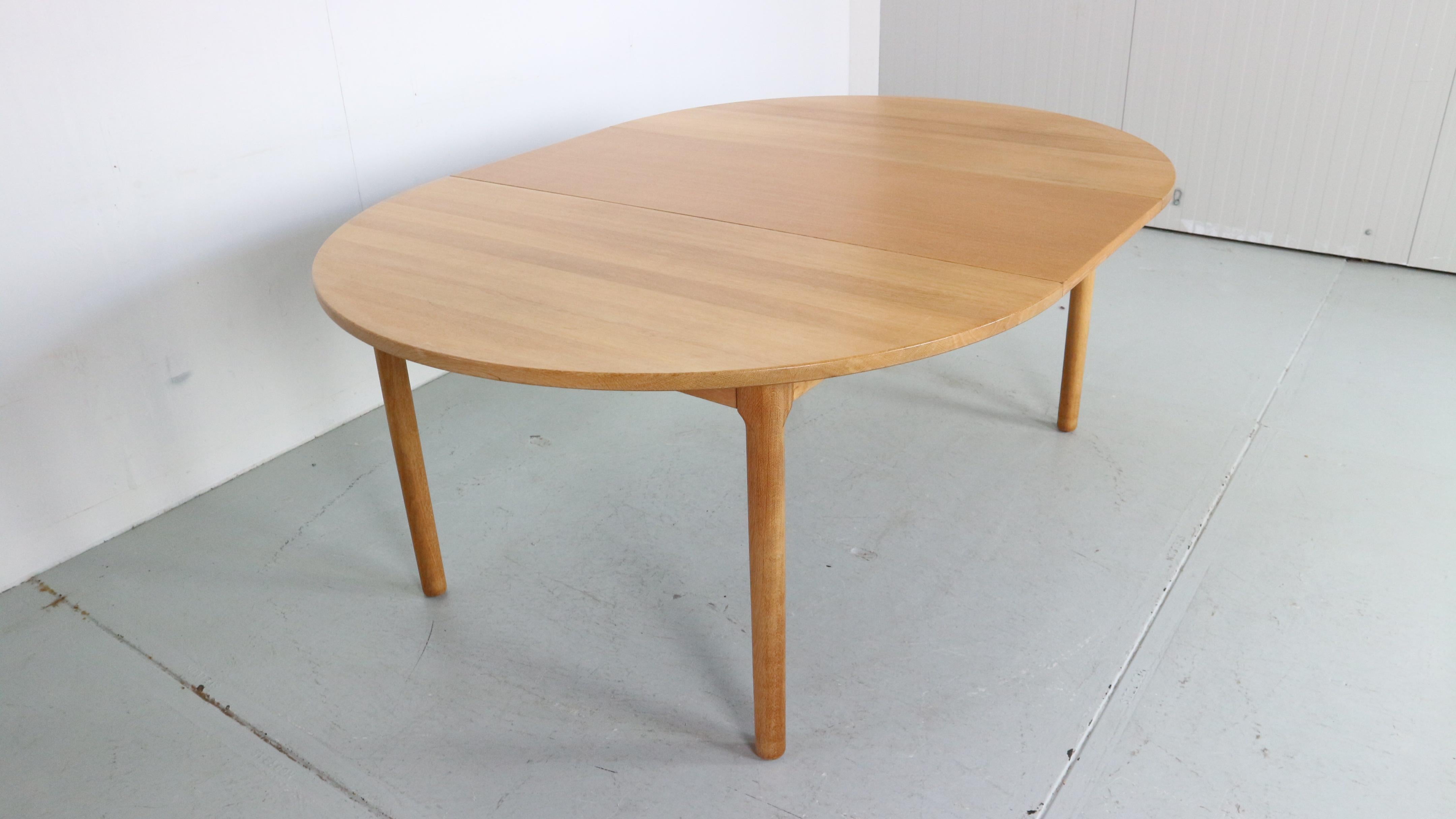 CM- Haarby Round Oak Extendable Dining Table by Hans J. Wegner, Denmark 1970 2