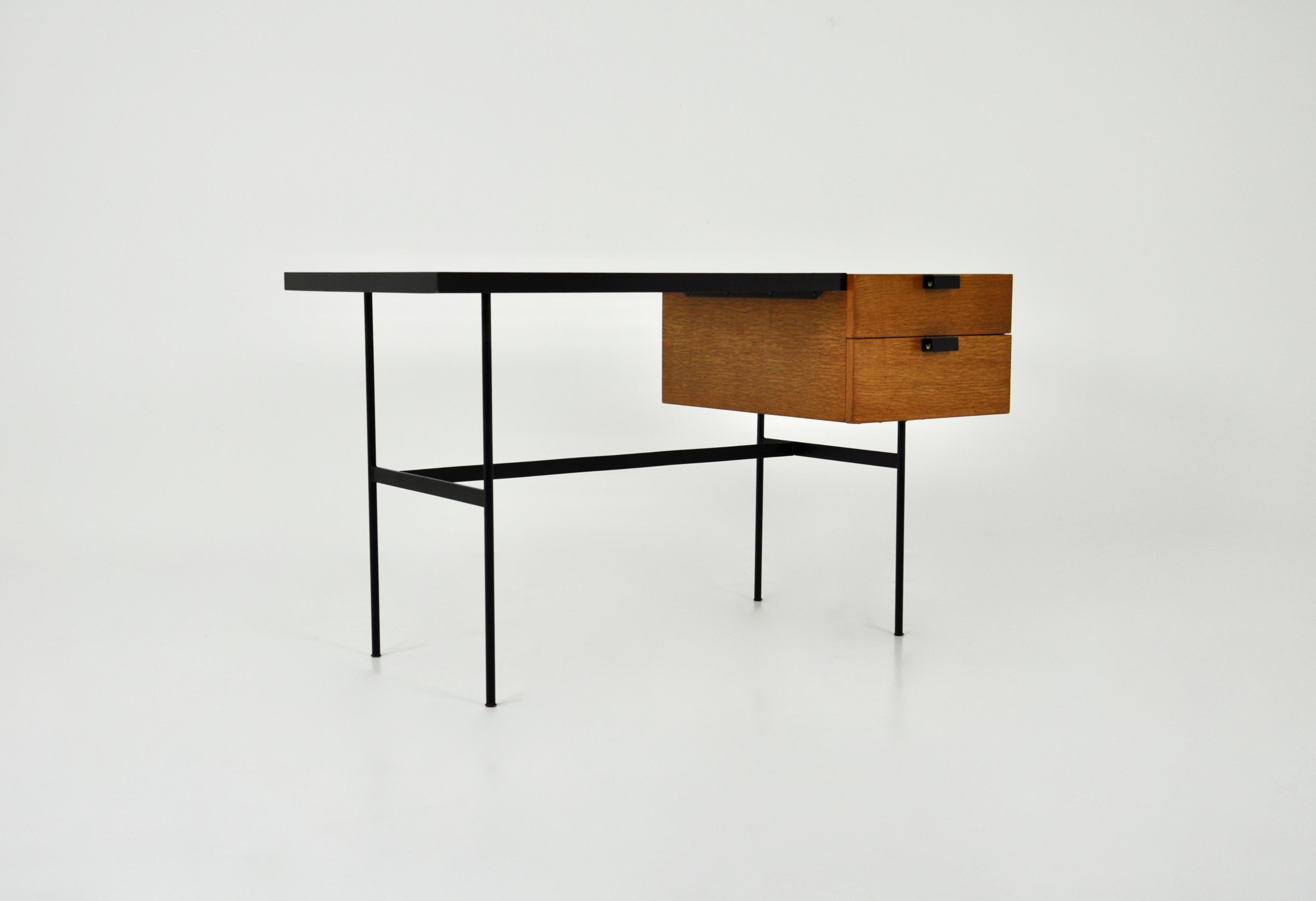 Schreibtisch mit zwei hölzernen Schubladen, Formica-Platte und Metallbeinen von Pierre Paulin.  Abnutzungsspuren auf der Platte aufgrund des Alters des Schreibtisches.
