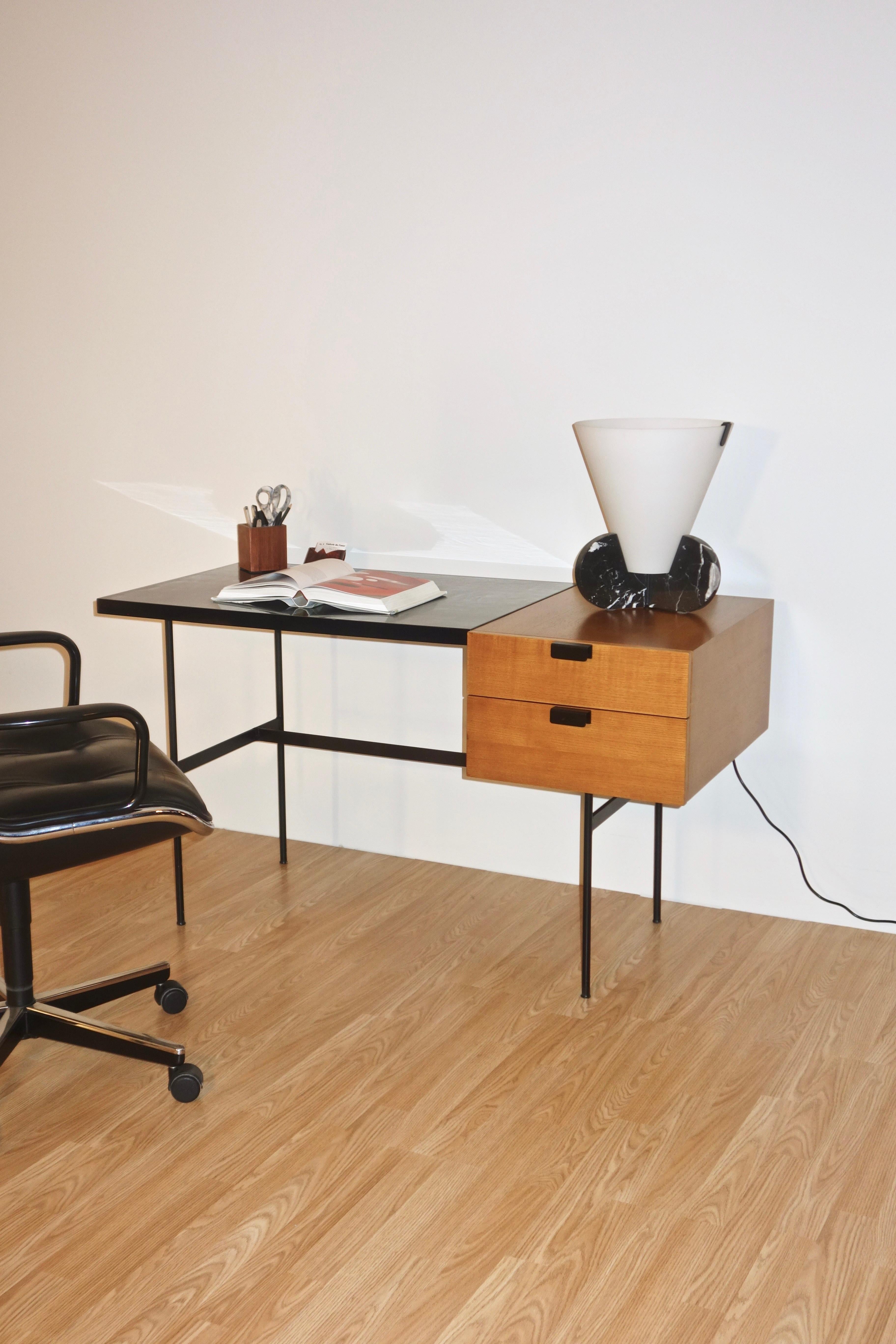 CM141 desk by Pierre Paulin for Thonet, 1st edition 1954 in oak.

Black lacquered tubular metal structure on which rests an oak veneered pedestal with 2 drawers.

Entirely original.

This item is in superb condition, the black paint is original (not
