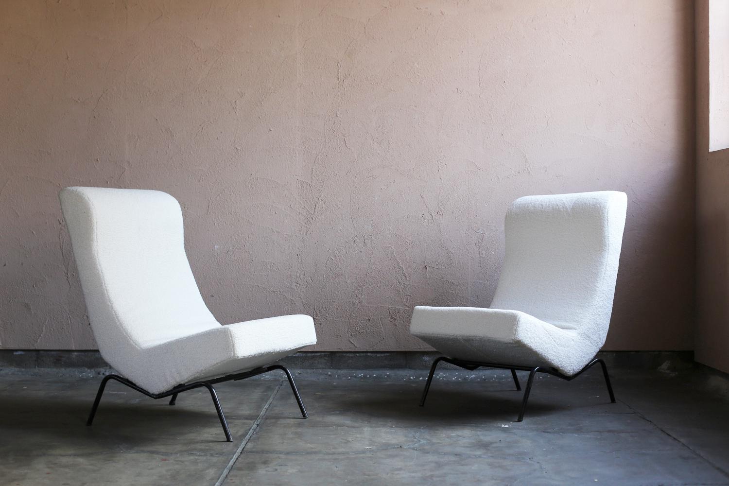Paire de fauteuils au design caractéristique du milieu du XXe siècle, modèle CM 194. Cette paire de chaises est une des premières pièces conçues par le designer visionnaire Pierre Paulin pour la société française de meubles Thonet vers 1958. Cet