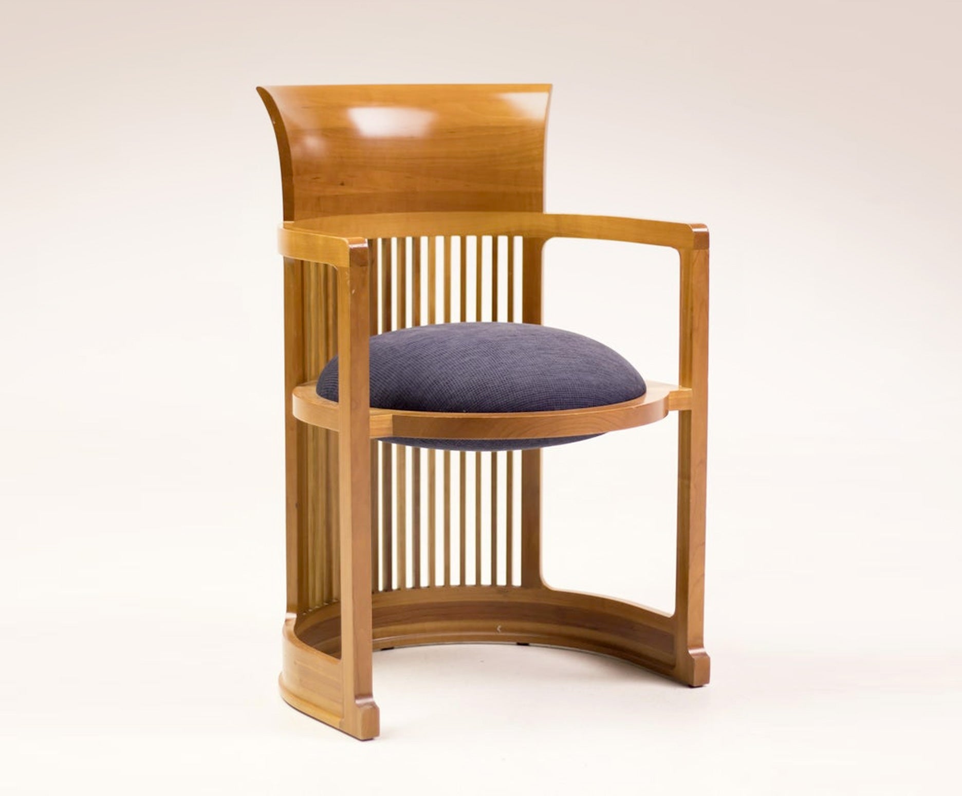 Fauteuil « barrel » Taliesin Frank Lloyd Wright | 1stDibs