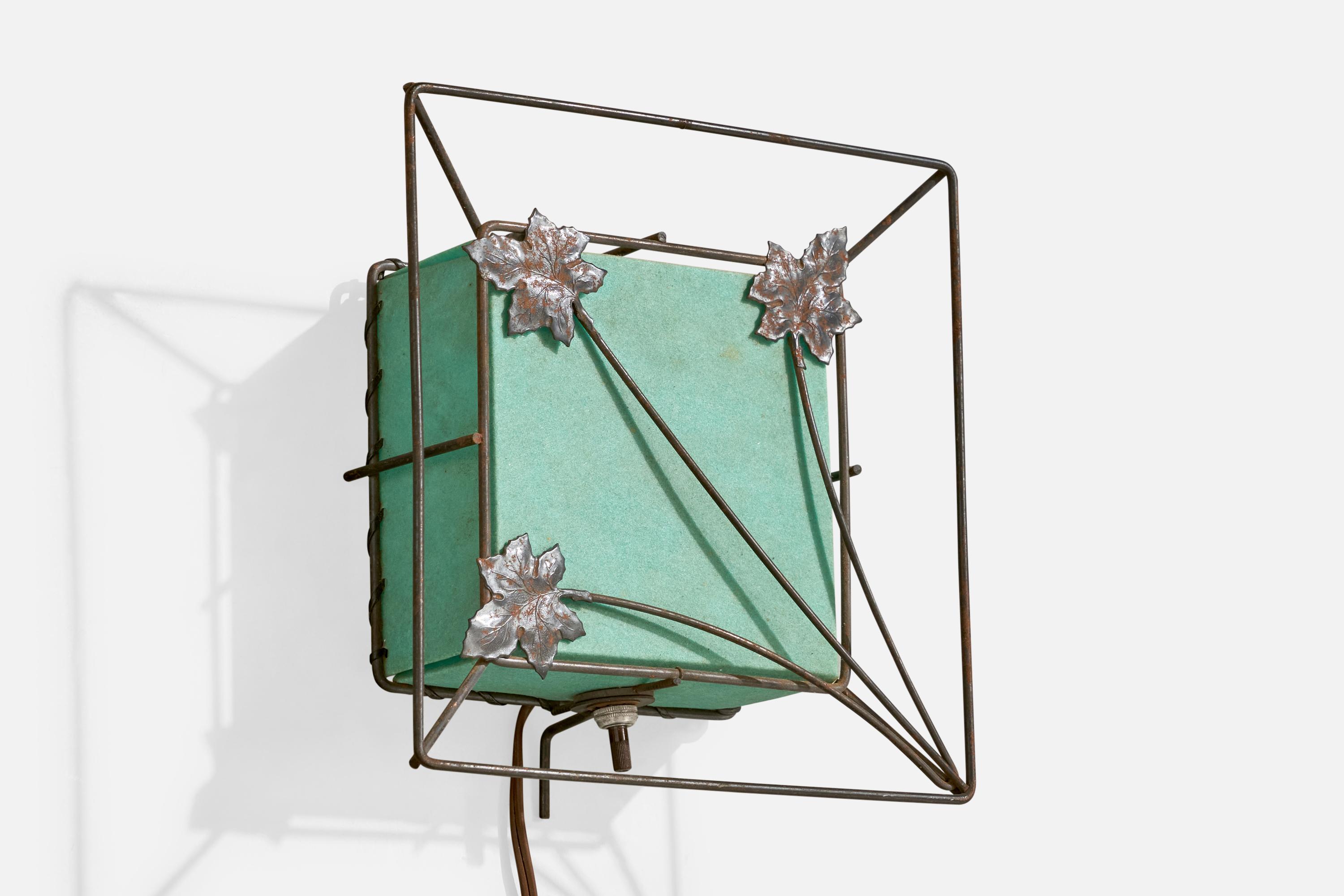 Un'applique in ferro e vinile blu-verde progettata e prodotta negli Stati Uniti, negli anni '50 circa.

Dimensioni complessive (pollici): 8,4