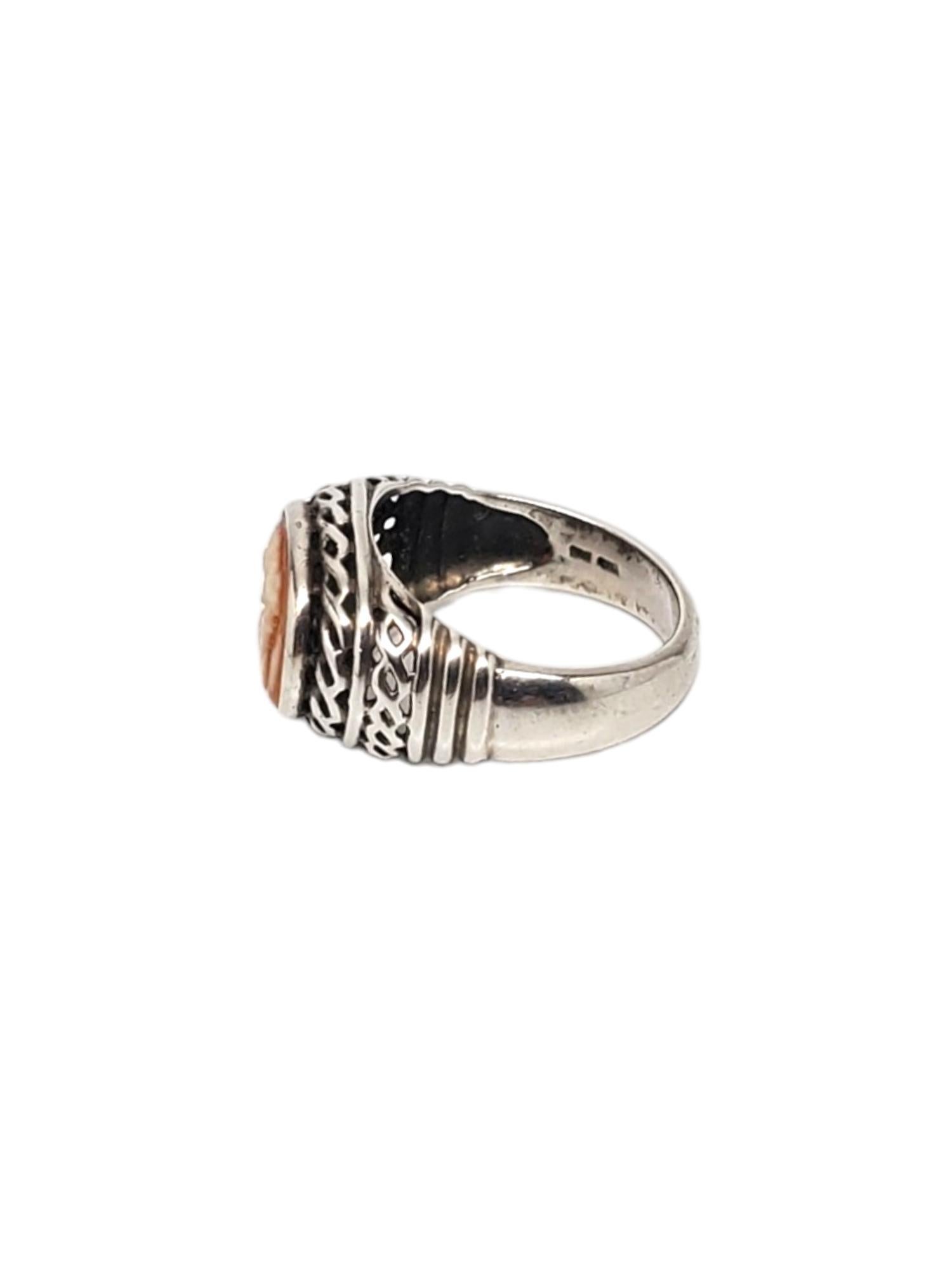 Anello CNA con cammeo in argento 925.

Questo elegante anello con cammeo di CNA è meticolosamente incastonato in argento sterling.

Larghezza: 0,4 pollici.

Gambo: 0.1  in.

Dimensione: 7

Timbrato: 925 CNA Thailandia

Peso: 3,4 dwt / 5,3
