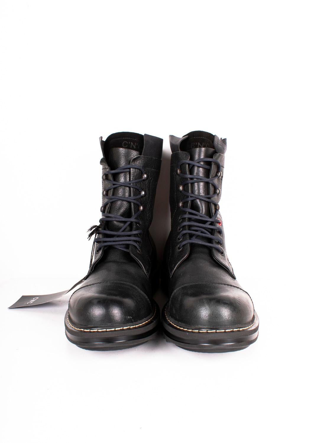 Consultez mes autres annonces. A beaucoup d'autres vêtements de marque à vendre. Ouvert à toutes les offres.
L'article en vente est 100% authentique CNC National Boots Men Shoes, PE0, 1326g.
Couleur : noir
(La couleur réelle peut varier légèrement