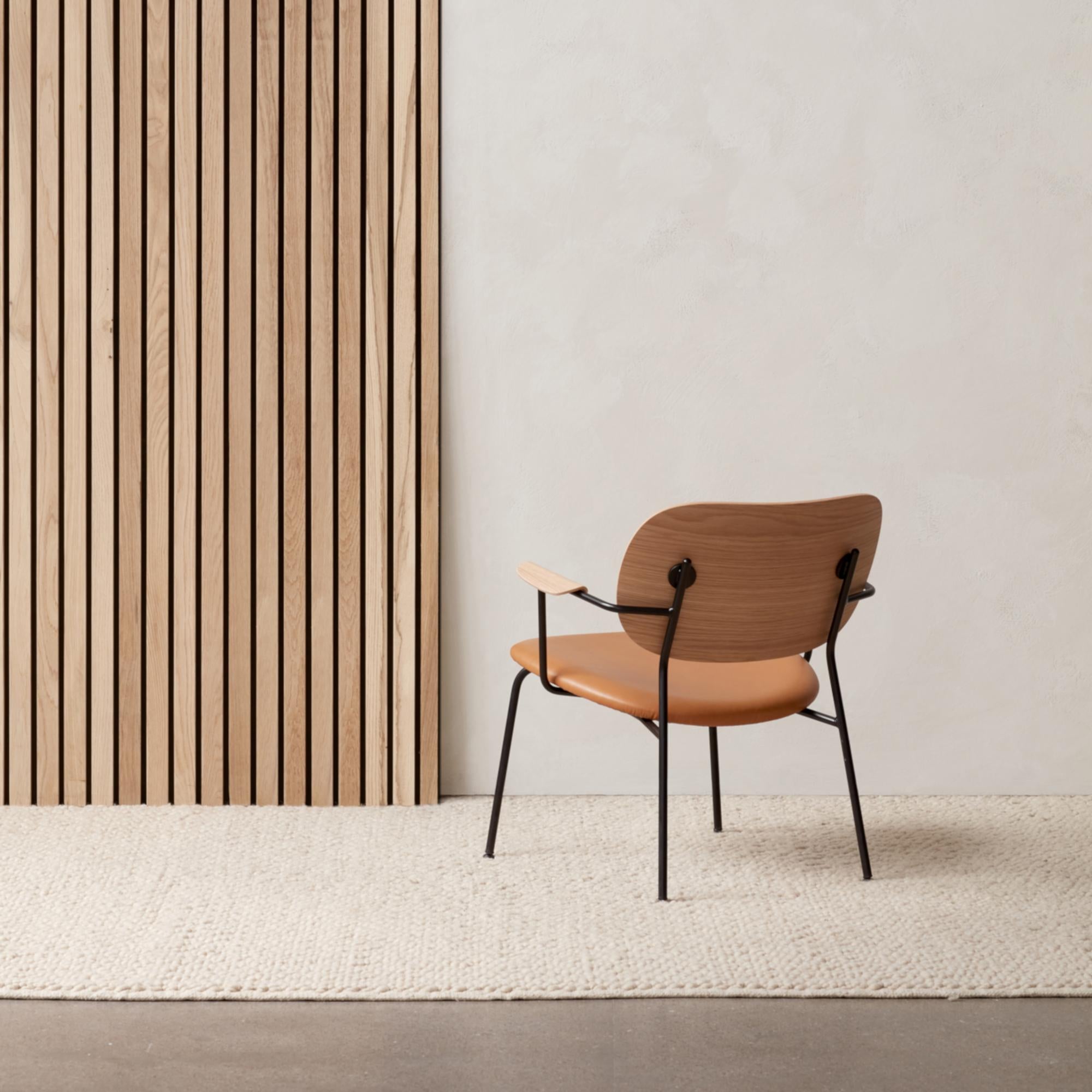 Co Chair, Lounge Chair with Natural Oak Base and Cognac Dakar Leather Seat (Skandinavische Moderne) im Angebot