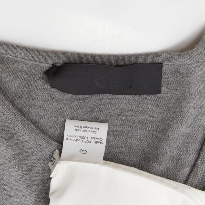 CO. COLLECTION 100% cachemire pull cropped gris top superposé évasé blanc XS en vente 7
