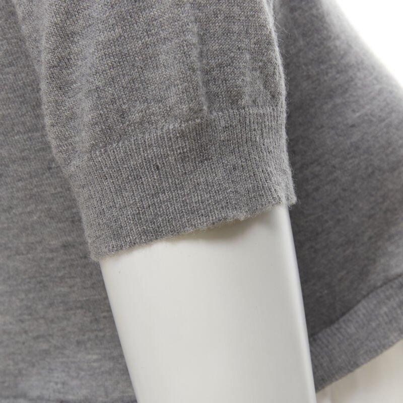 CO. COLLECTION 100% cachemire pull cropped gris top superposé évasé blanc XS en vente 2