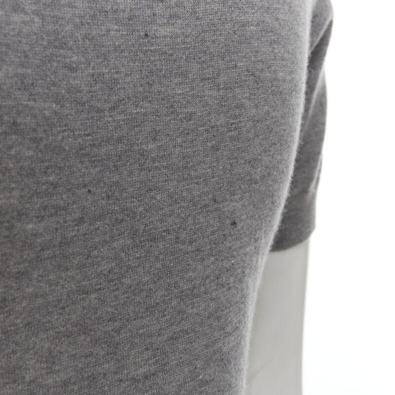 CO. COLLECTION 100% cachemire pull cropped gris top superposé évasé blanc XS en vente 3