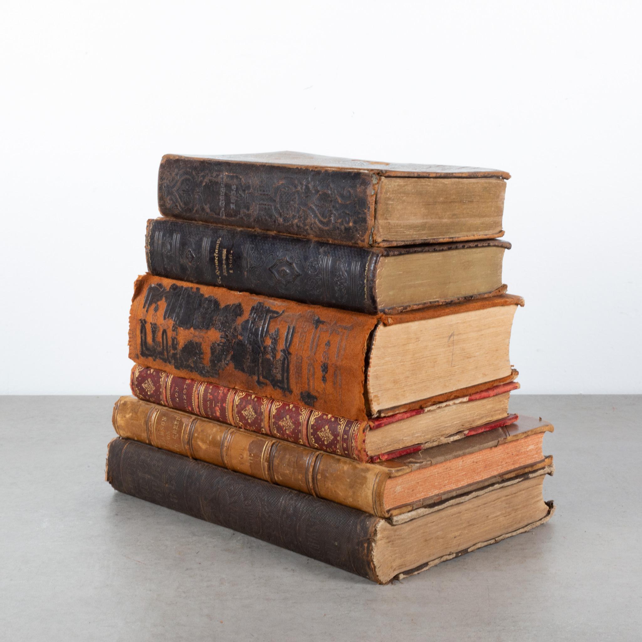 À PROPOS DE

Une collection de six livres reliés en cuir du 19e siècle au début du 20e siècle. 

De haut en bas :

Hymne de la Church's allemande, reliée en cuir, Pub. 1855. Condit : Bon, le dos est séparé des pages mais reste intact. 

Hymne de la