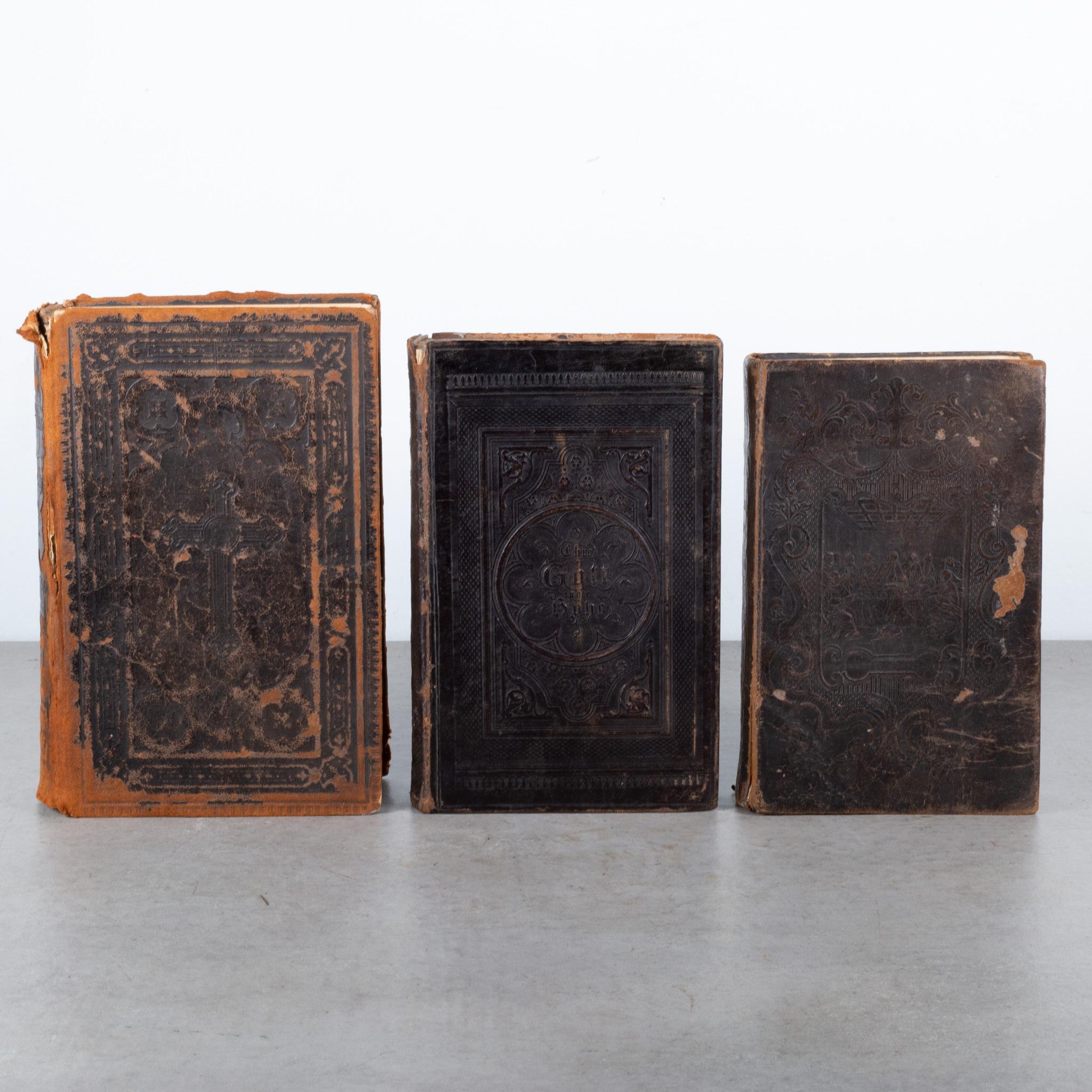 Victorien The Collective of 19th c. Livres reliés en cuir vers 1822-1908 en vente