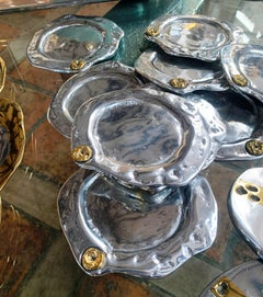 CO52 C011 C009, i portabevande disegnati da David Marshall in fusione di ottone e alluminio.