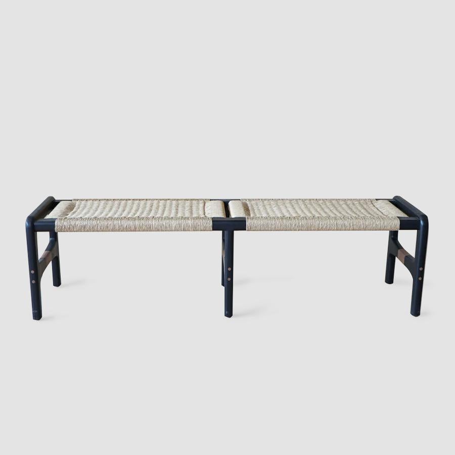 Die Coa Bench verbindet Funktionalität mit Charakter. Sein klares, modernes Design aus schwarzer Eiche strahlt Stärke und Eleganz aus und passt sich nahtlos an eine Vielzahl von Umgebungen an. Mit seiner sorgfältig durchdachten Form, seinen