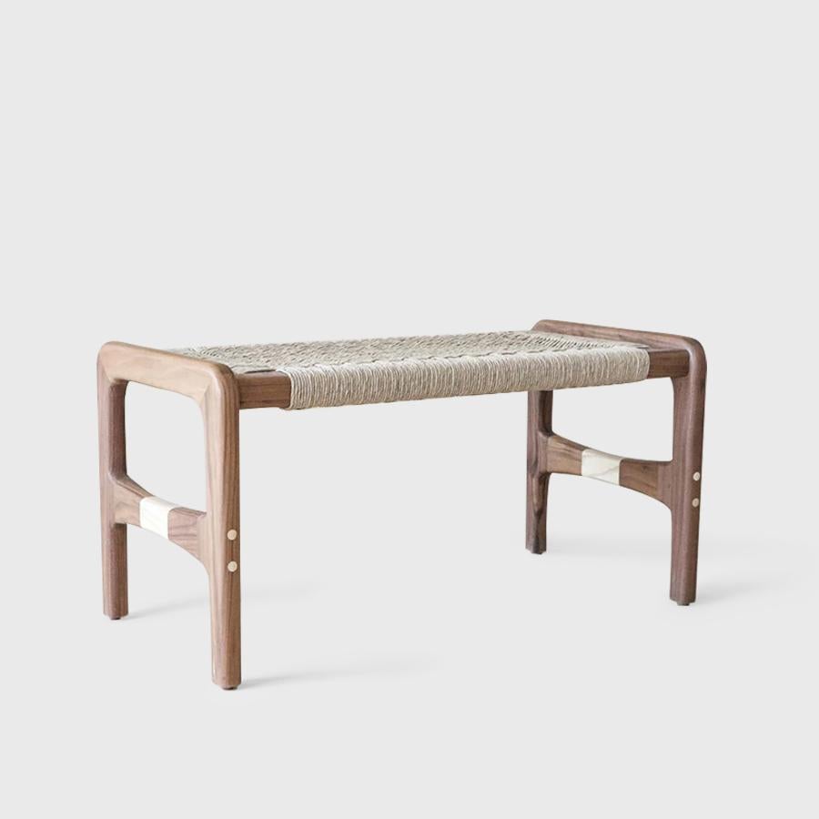 Le banc Coa allie fonctionnalité et caractère. Fabriqué en noyer chaleureux, son design épuré et contemporain invite au calme et à la contemplation, devenant ainsi une pièce polyvalente qui s'adapte magnifiquement à une variété d'intérieurs.